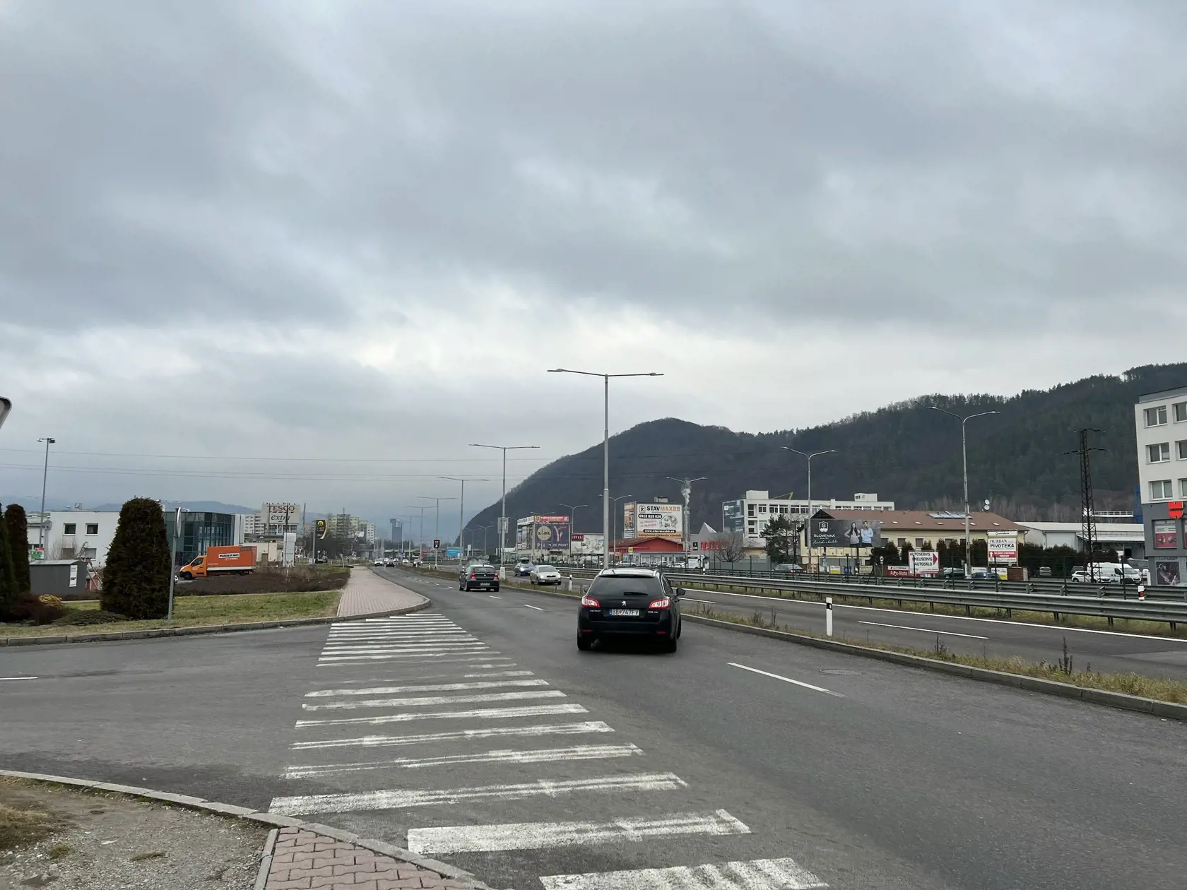 Frekventovaným úsekom diaľnice R1, ktorý smeruje od Zvolena do Banskej Bystrice, prejde denne obrovské množstvo áut. Ani známa “štvorprúdovka”, ktorá tadiaľto vedie, však neodrádza niektorých chodcov, ktorí cez ňu prechádzajú z jednej strany na druhú - pešo, či na kolobežke.