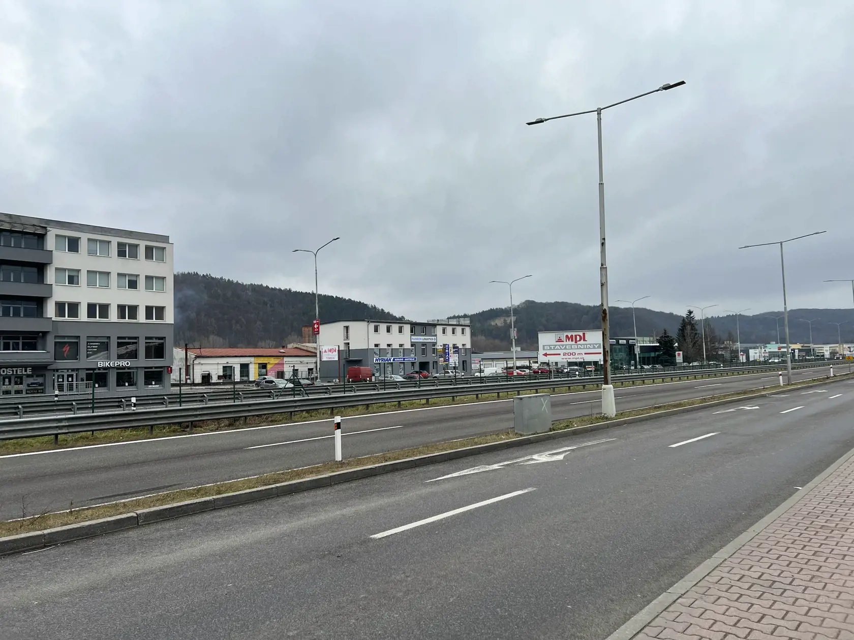 Frekventovaným úsekom diaľnice R1, ktorý smeruje od Zvolena do Banskej Bystrice, prejde denne obrovské množstvo áut. Ani známa “štvorprúdovka”, ktorá tadiaľto vedie, však neodrádza niektorých chodcov, ktorí cez ňu prechádzajú z jednej strany na druhú - pešo, či na kolobežke.