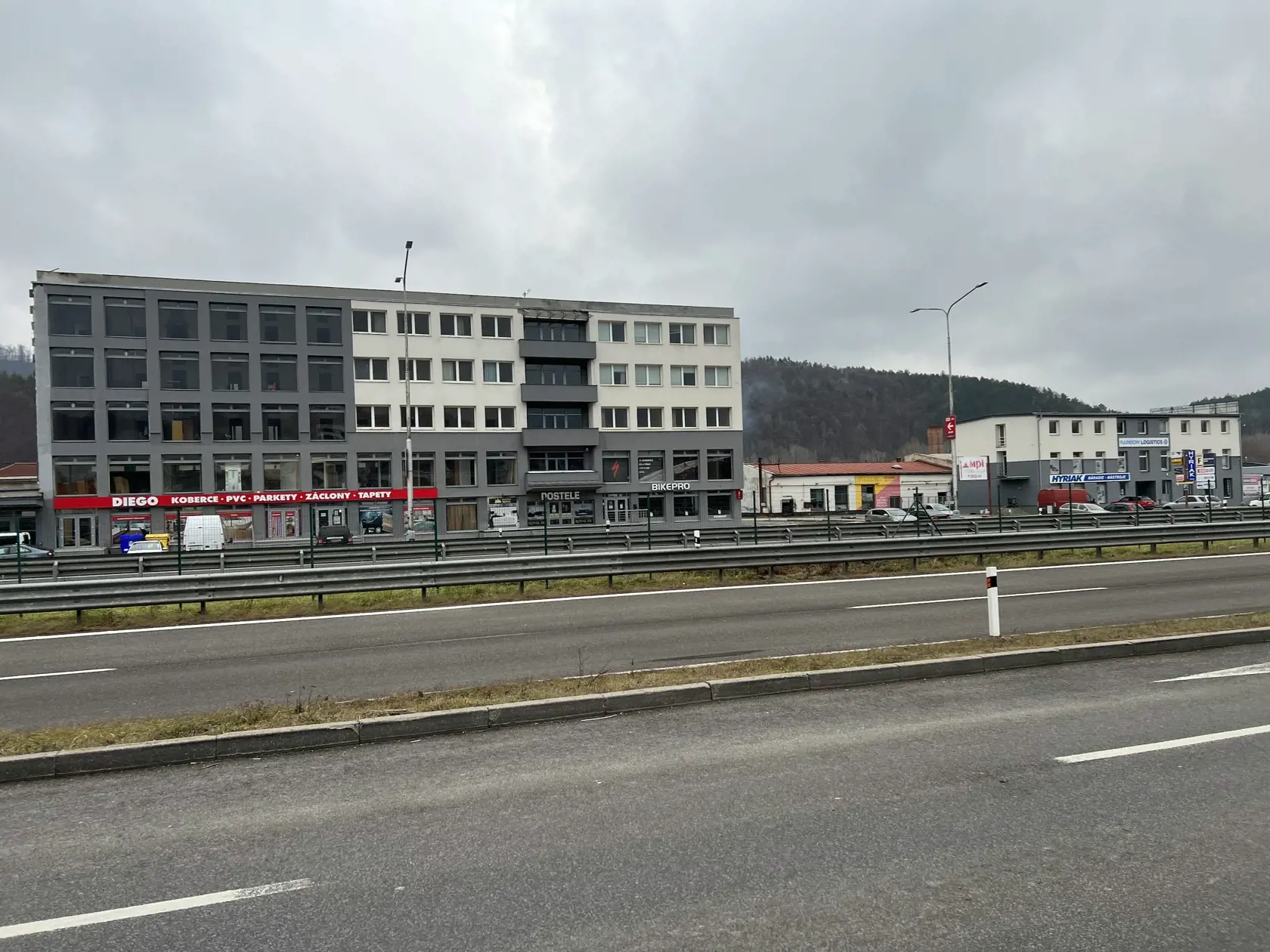 Frekventovaným úsekom diaľnice R1, ktorý smeruje od Zvolena do Banskej Bystrice, prejde denne obrovské množstvo áut. Ani známa “štvorprúdovka”, ktorá tadiaľto vedie, však neodrádza niektorých chodcov, ktorí cez ňu prechádzajú z jednej strany na druhú - pešo, či na kolobežke.