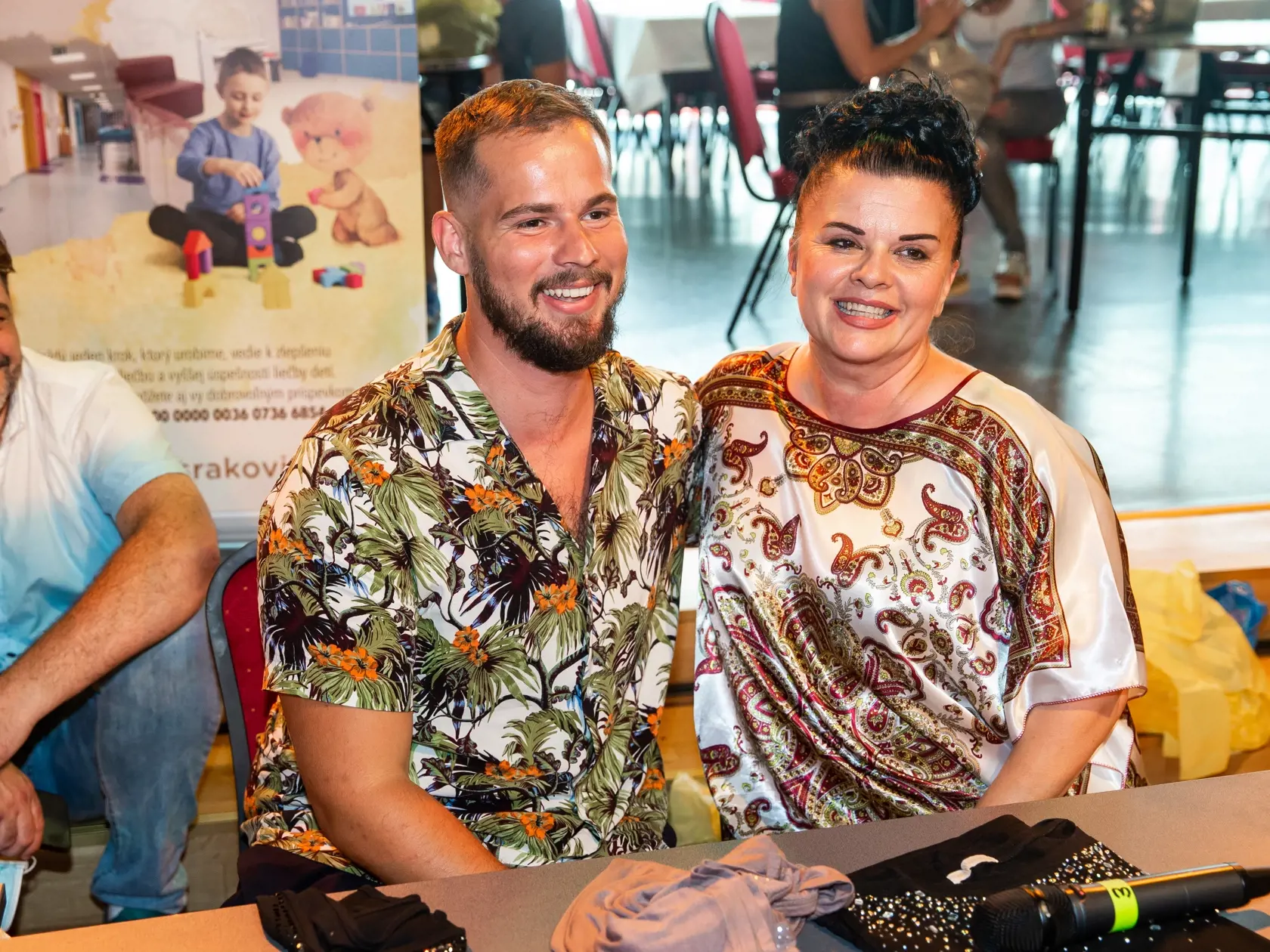 Charitatívny bazár Otta Weitera z vecí po jeho zosnulej manželke v bratislavskom Dome kultúry Zrkadlový háj. Na snímke František Košarišťaň alias Fero Joke a Jadranka Handlovská.