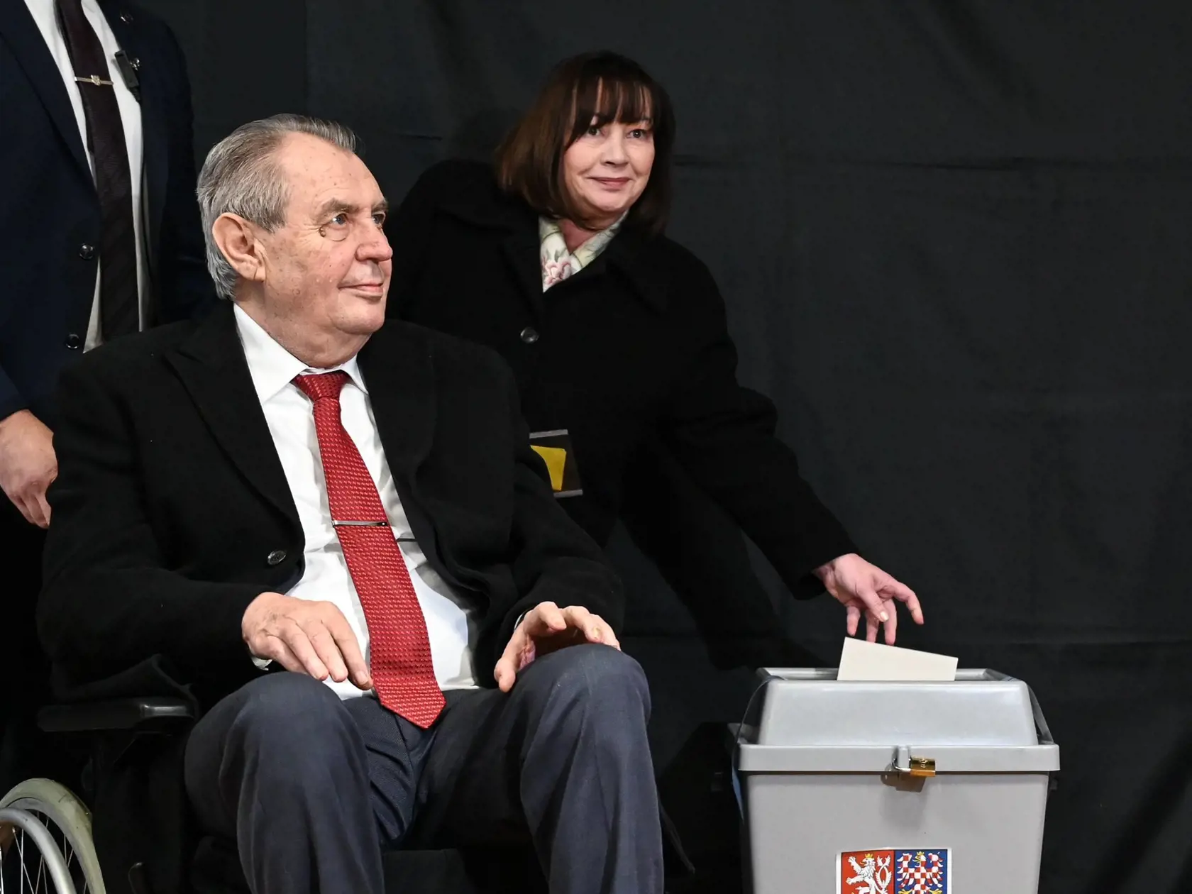 Český prezident Miloš Zeman v piatok popoludní odovzdal svoj hlas v druhom kole prezidentských volieb na Základnej škole Charlotty Garrigue Masarykovej v Lánoch. Z invalidného vozíka, z ktorého vhodil do urny svoj hlas, vyjadril pred prítomnými novinári potešenie, že sa vôbec konajú slobodné voľby. Podľa vlastných slov volil rovnako ako v prvom kole. Vtedy naznačil, že jeho favoritom je expremiér Andrej Babiš.