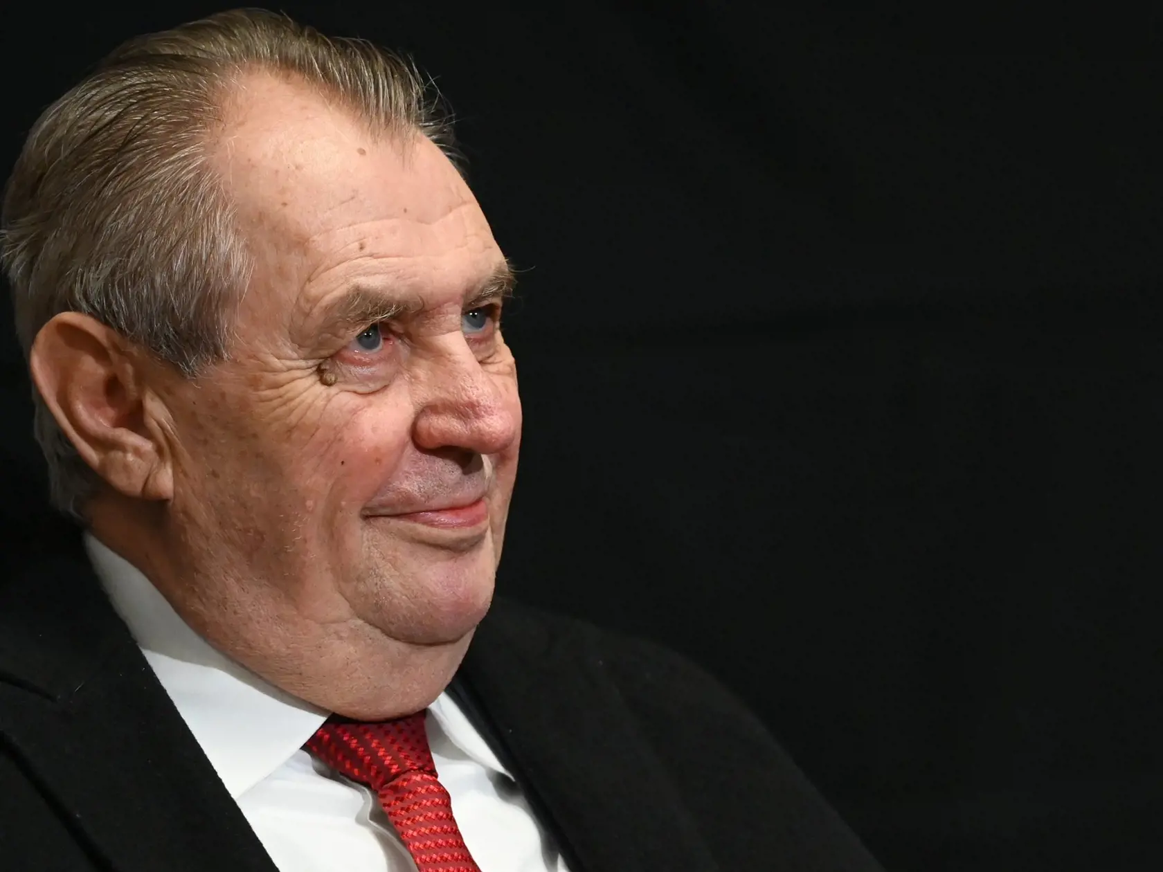 Český prezident Miloš Zeman v piatok popoludní odovzdal svoj hlas v druhom kole prezidentských volieb na Základnej škole Charlotty Garrigue Masarykovej v Lánoch. Z invalidného vozíka, z ktorého vhodil do urny svoj hlas, vyjadril pred prítomnými novinári potešenie, že sa vôbec konajú slobodné voľby. Podľa vlastných slov volil rovnako ako v prvom kole. Vtedy naznačil, že jeho favoritom je expremiér Andrej Babiš.