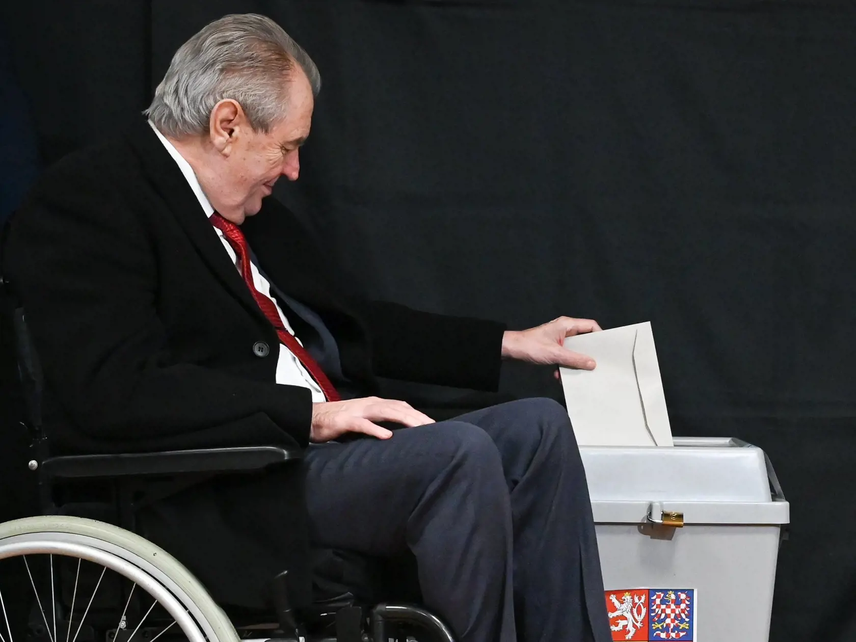 Český prezident Miloš Zeman v piatok popoludní odovzdal svoj hlas v druhom kole prezidentských volieb na Základnej škole Charlotty Garrigue Masarykovej v Lánoch. Z invalidného vozíka, z ktorého vhodil do urny svoj hlas, vyjadril pred prítomnými novinári potešenie, že sa vôbec konajú slobodné voľby. Podľa vlastných slov volil rovnako ako v prvom kole. Vtedy naznačil, že jeho favoritom je expremiér Andrej Babiš.