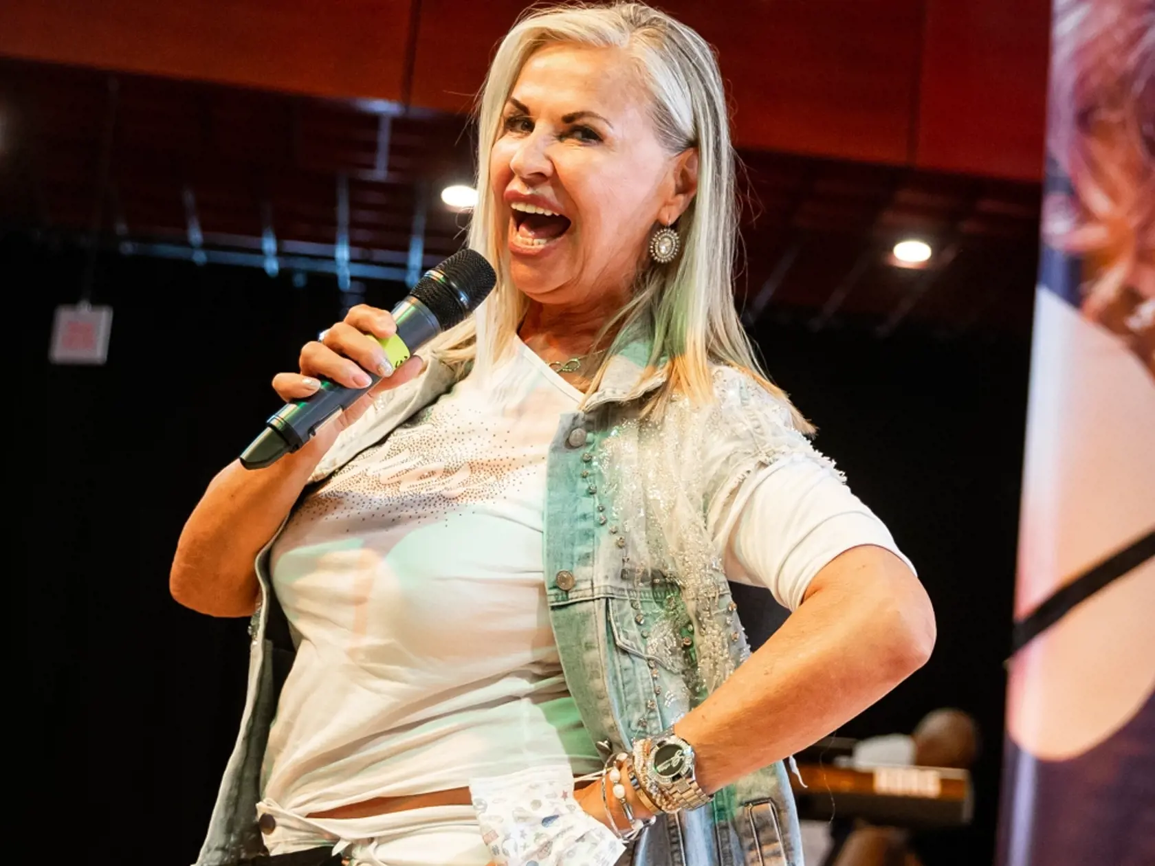 Charitatívny bazár Otta Weitera z vecí po jeho zosnulej manželke v bratislavskom Dome kultúry Zrkadlový háj. Na snímke Eva Máziková.