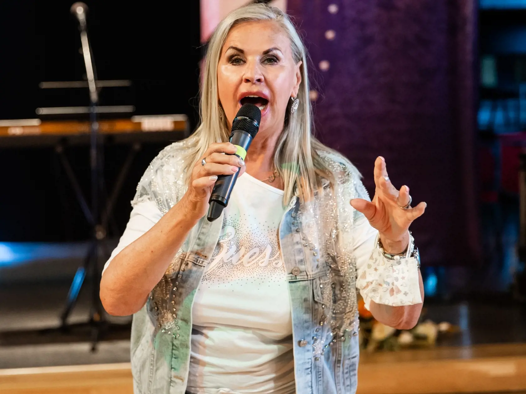 Charitatívny bazár Otta Weitera z vecí po jeho zosnulej manželke v bratislavskom Dome kultúry Zrkadlový háj. Na snímke Eva Máziková.