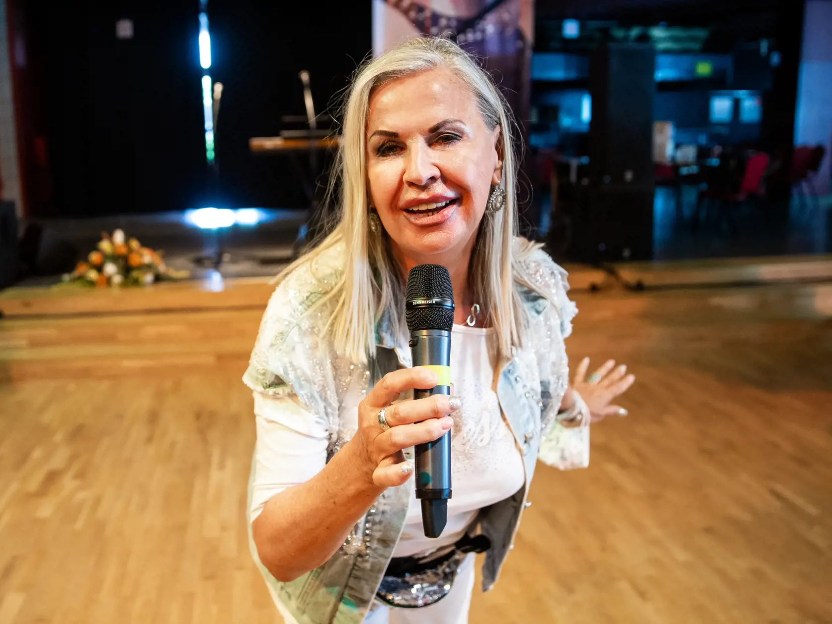 Charitatívny bazár Otta Weitera z vecí po jeho zosnulej manželke v bratislavskom Dome kultúry Zrkadlový háj. Na snímke Eva Máziková.