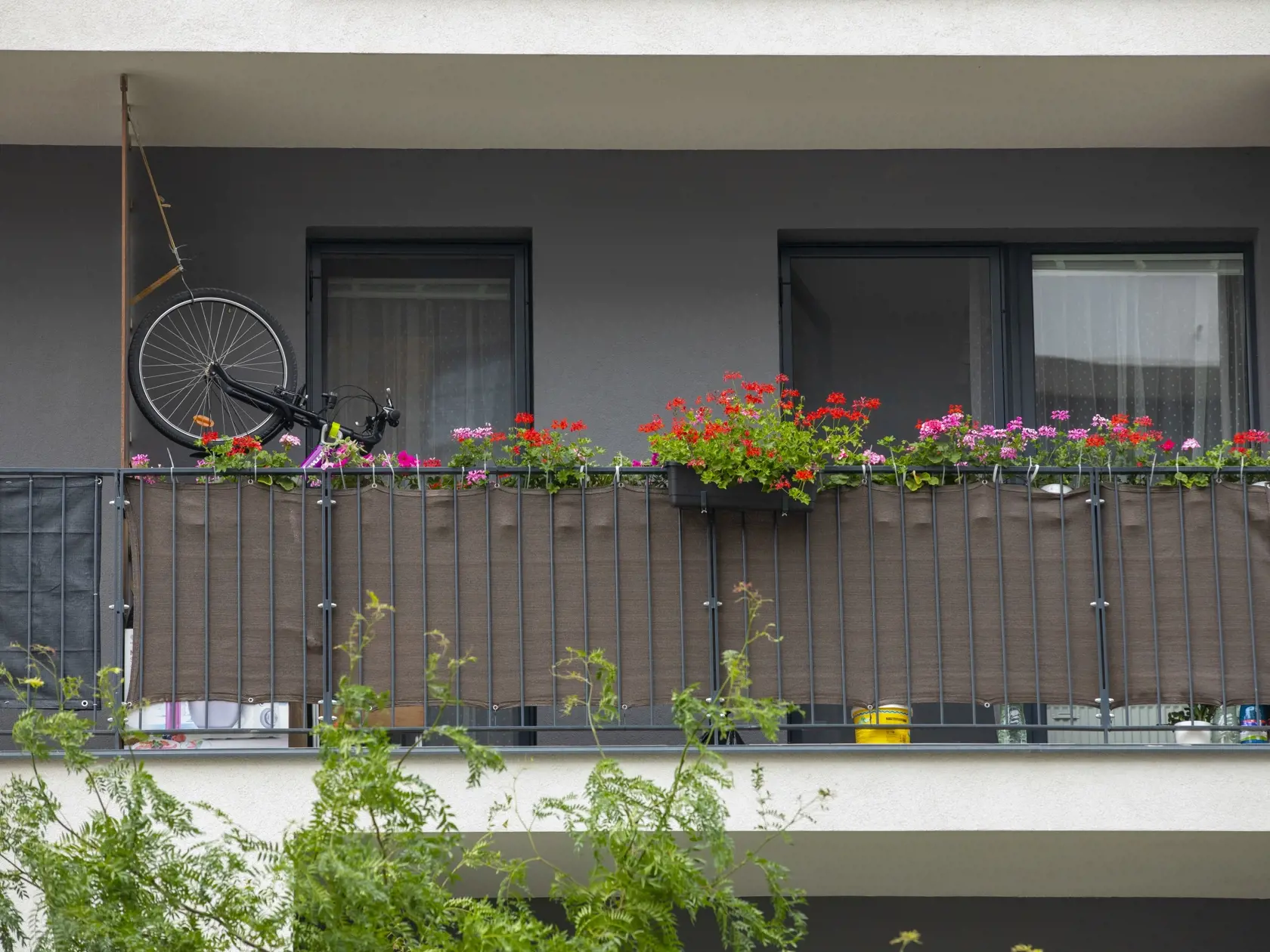 Je veľa názorov, že vešať bicykel za predné koleso nie je dobré.
