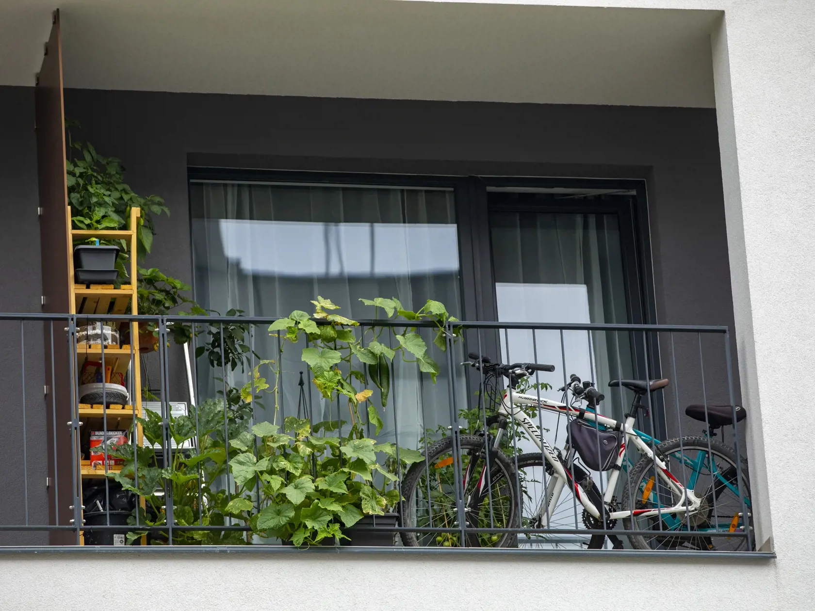 Bytový komplex Slnečnice.
Skladovanie bicyklov na balkóne