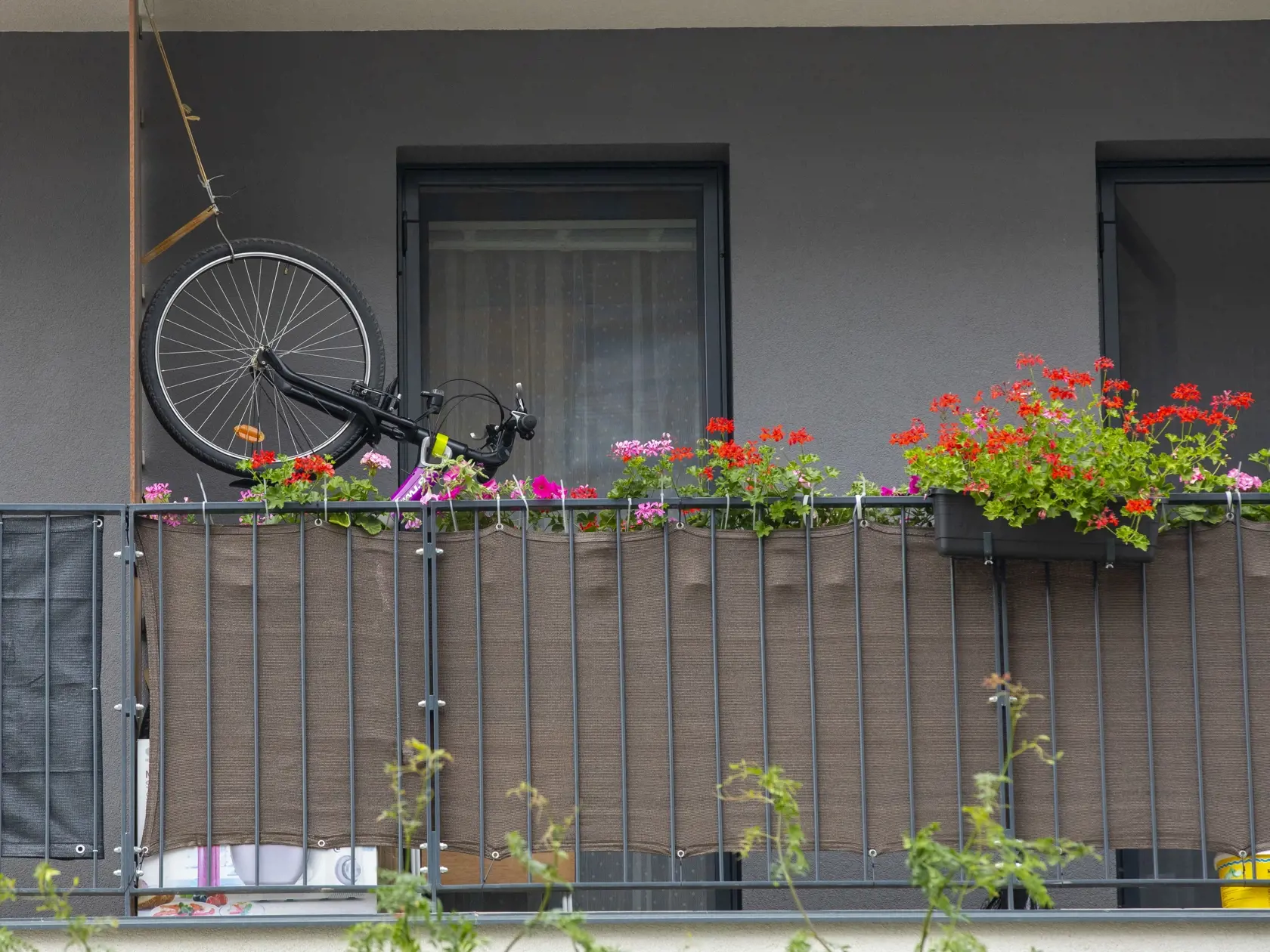 Je veľa názorov, že vešať bicykel za predné koleso nie je dobré.