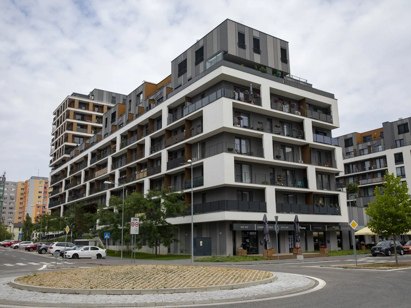 Bytový komplex Slnečnice.
Skladovanie bicyklov na balkóne