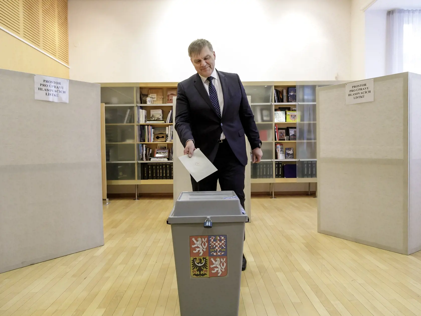 V dňoch 27. - 28. januára 2023 sa koná 2. kolo voľby prezidenta Českej republiky, do ktorého postúpili  Petr Pavel a Andrej Babiš. Hlasovať na Veľvyslanectve Českej republiky v Bratislave je možno v piatok 27. januára 2023 v od 14:00 do 22:00 a v sobotu 28. januára 2023 od 8:00 do 14:00. Na snímke veľvyslanec Českej republiky v SR Rudolf Jindrák vhadzuje hlasovací lístok do volebnej schránky v priestoroch veľvyslanectva ČR v 2. kole prezidentských volieb Českej republiky v Bratislave 27. januára