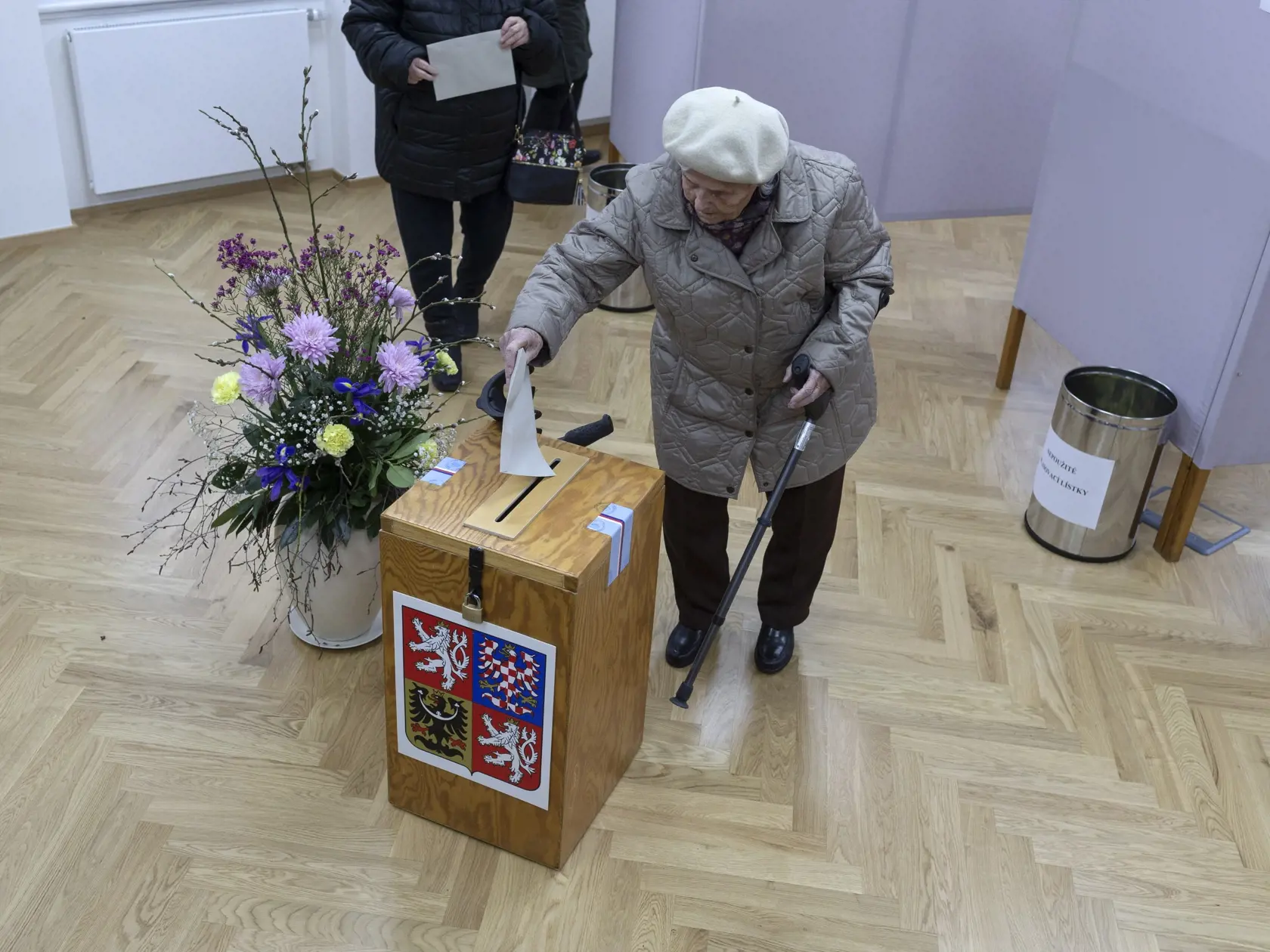EBE 8 Průhonice - Česi v druhom kole prezidentských volieb rozhodujú, či sa budúcou hlavou štátu stane vojenský generál vo výslužbe Petr Pavel alebo expremiér Andrej Babiš. Volebné miestnosti sa v piatok otvorili o 14.00 h, ľudia dnes môžu svoj hlas odovzdať do 22.00 h. Voliť môžu aj v sobotu. Na snímke volička vkladá hlasovací lístok do volebnej schránky počas druhého kola prezidentských volieb vo volebnej miestnosti v českej obci Průhonicek v piatok 27. januára 2023. FOTO TASR/AP

A woman vote