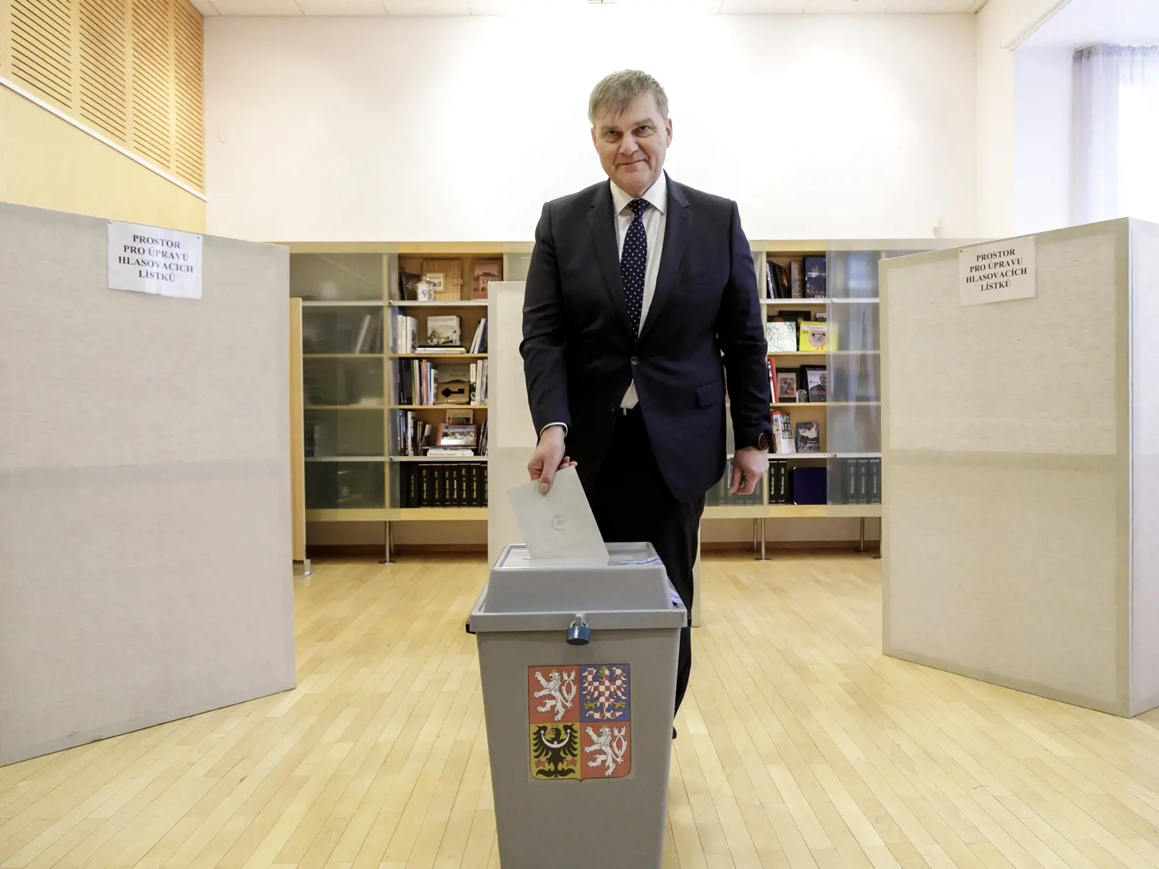 V dňoch 27. - 28. januára 2023 sa koná 2. kolo voľby prezidenta Českej republiky, do ktorého postúpili  Petr Pavel a Andrej Babiš. Hlasovať na Veľvyslanectve Českej republiky v Bratislave je možno v piatok 27. januára 2023 v od 14:00 do 22:00 a v sobotu 28. januára 2023 od 8:00 do 14:00. Na snímke veľvyslanec Českej republiky v SR Rudolf Jindrák vhadzuje hlasovací lístok do volebnej schránky v priestoroch veľvyslanectva ČR v 2. kole prezidentských volieb Českej republiky v Bratislave 27. januára