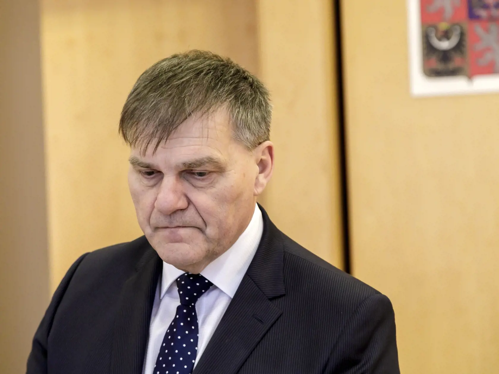 V dňoch 27. - 28. januára 2023 sa koná 2. kolo voľby prezidenta Českej republiky, do ktorého postúpili  Petr Pavel a Andrej Babiš. Hlasovať na Veľvyslanectve Českej republiky v Bratislave je možno v piatok 27. januára 2023 v od 14:00 do 22:00 a v sobotu 28. januára 2023 od 8:00 do 14:00. Na snímke veľvyslanec Českej republiky v SR Rudolf Jindrák počas hlasovania v priestoroch veľvyslanectva ČR v 2. kole prezidentských volieb Českej republiky v Bratislave 27. januára 2023. FOTO TASR - Dano Vesels