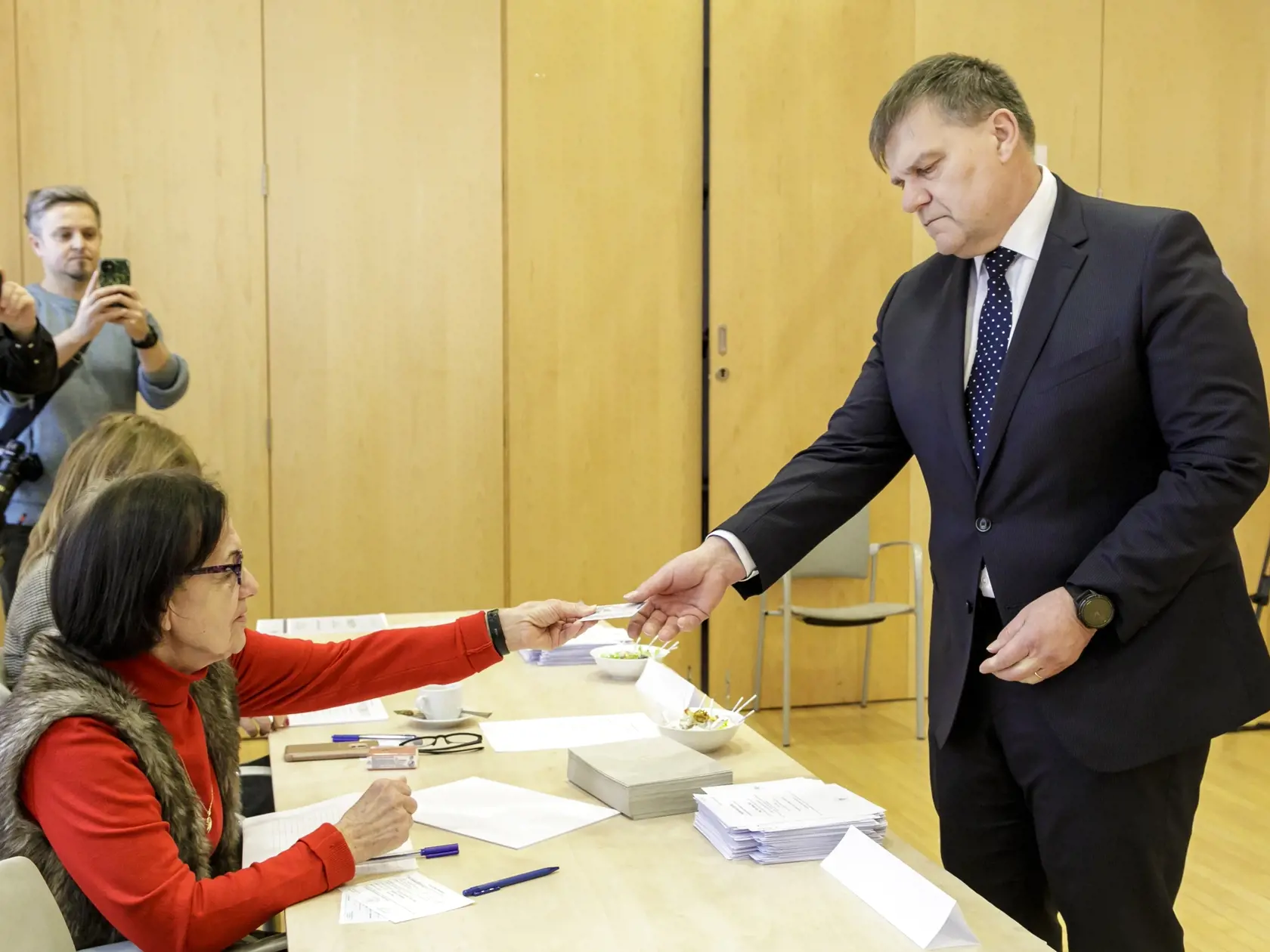 V dňoch 27. - 28. januára 2023 sa koná 2. kolo voľby prezidenta Českej republiky, do ktorého postúpili  Petr Pavel a Andrej Babiš. Hlasovať na Veľvyslanectve Českej republiky v Bratislave je možno v piatok 27. januára 2023 v od 14:00 do 22:00 a v sobotu 28. januára 2023 od 8:00 do 14:00. Na snímke veľvyslanec Českej republiky v SR Rudolf Jindrák pred členmi volebnej komisie počas hlasovania v priestoroch veľvyslanectva ČR v 2. kole prezidentských volieb Českej republiky v Bratislave 27. januára 