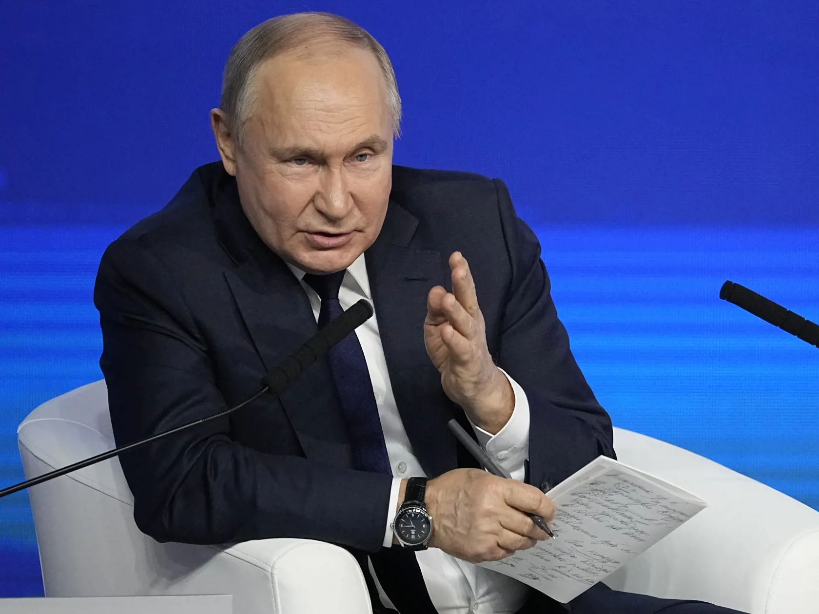 Ruský prezident Vladimir Putin gestikuluje počas stretnutia s aktivistami svojej volebnej kampane v Moskve v stredu 31. januára 2024. Prezidentské voľby sa v Rusku konajú 17. marca.
