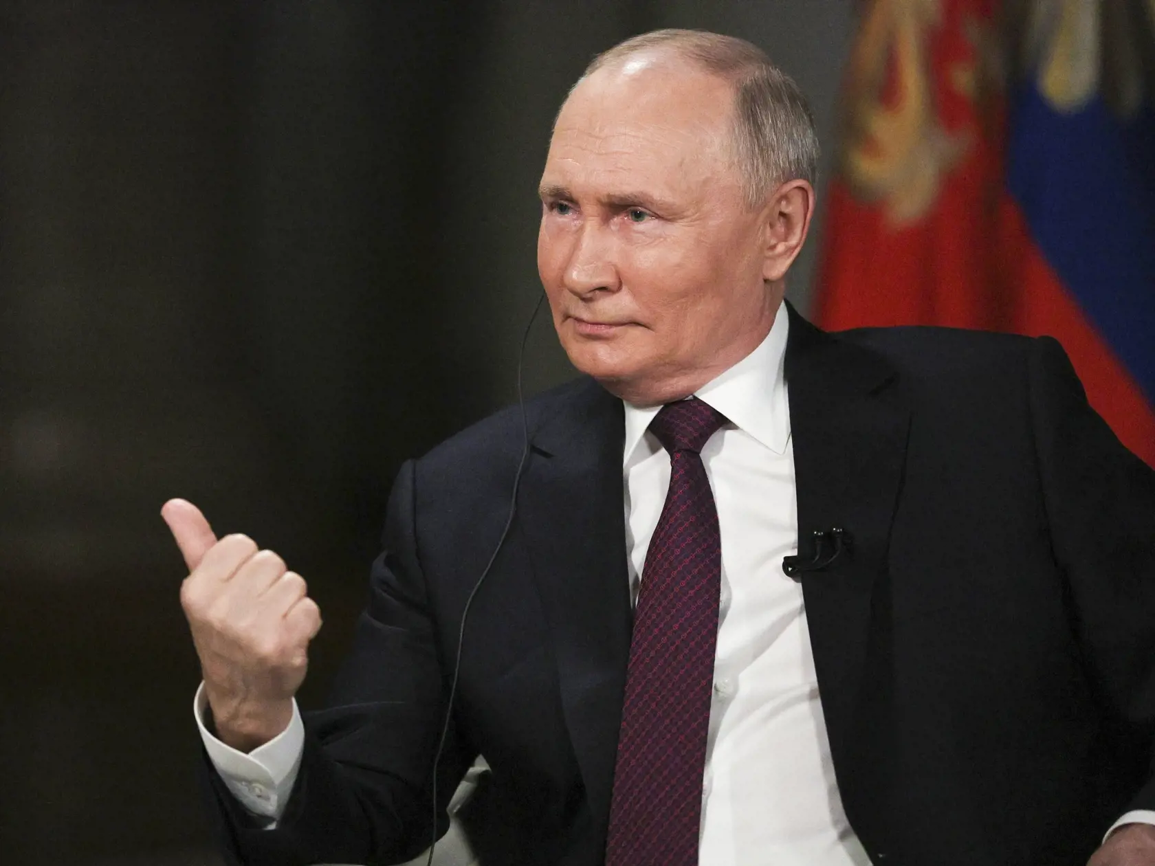 Na snímke, ktorú vydala ruská agentúra Sputnik 9. februára 2024, ruský prezident Vladimir Putin gestikuluje počas rozhovoru s americkým moderátorom talkshow a bývalým moderátorom televízie Fox News Tuckerom Carlsonom v Moskve.