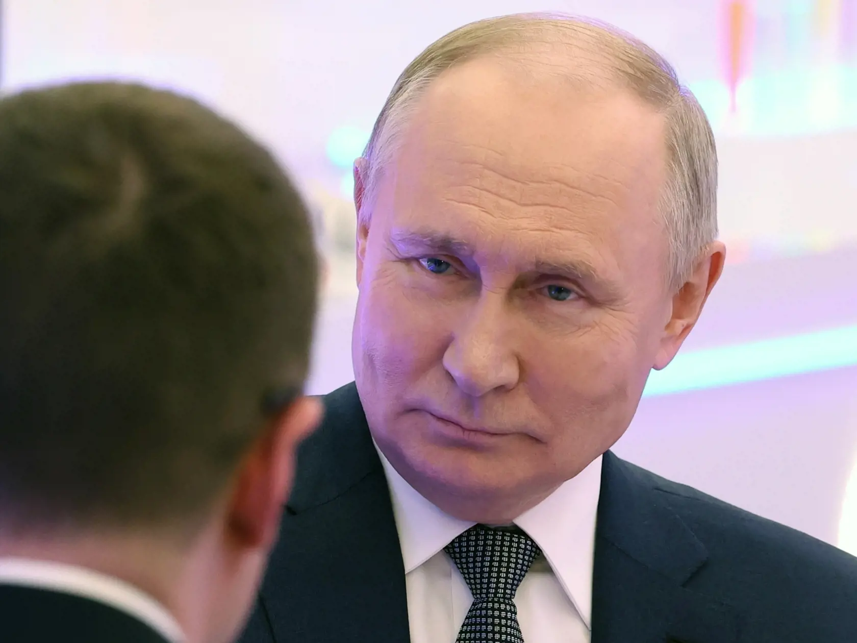 Ruský prezident Vladimir Putin (vpravo) a moderátor ruskej štátnej televíznej stanice Rossija-1 Pavel Zarubin počas rozhovoru v Moskve 14. februára 2024.