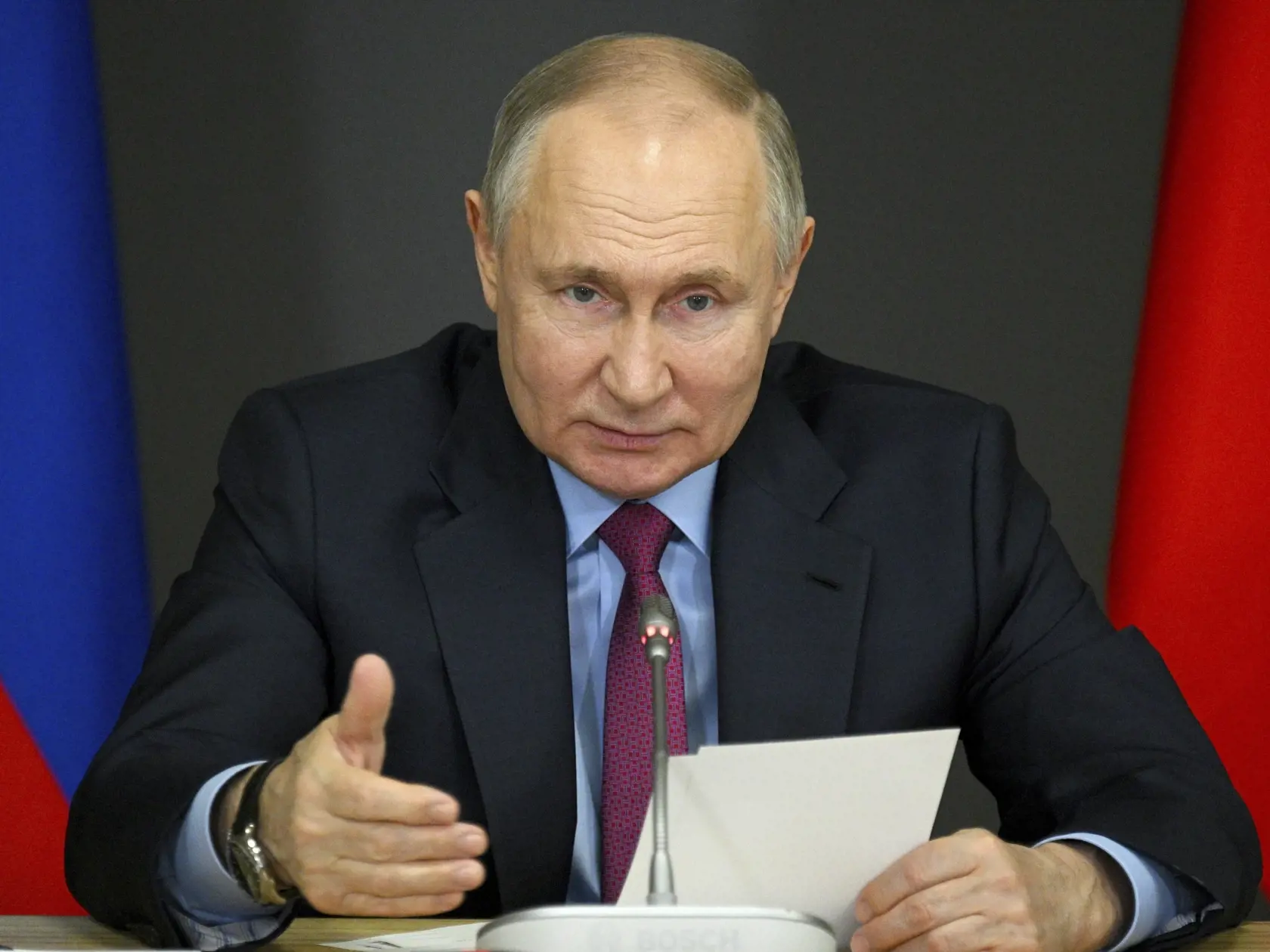 Ruský prezident Vladimir Putin rozpráva na stretnutí ohľadne podpory investičných projektov v domácom priemysle počas jeho návštevy v priemyselnom parku Stankomaš v ruskom Čeľabinsku 16. februára 2024.