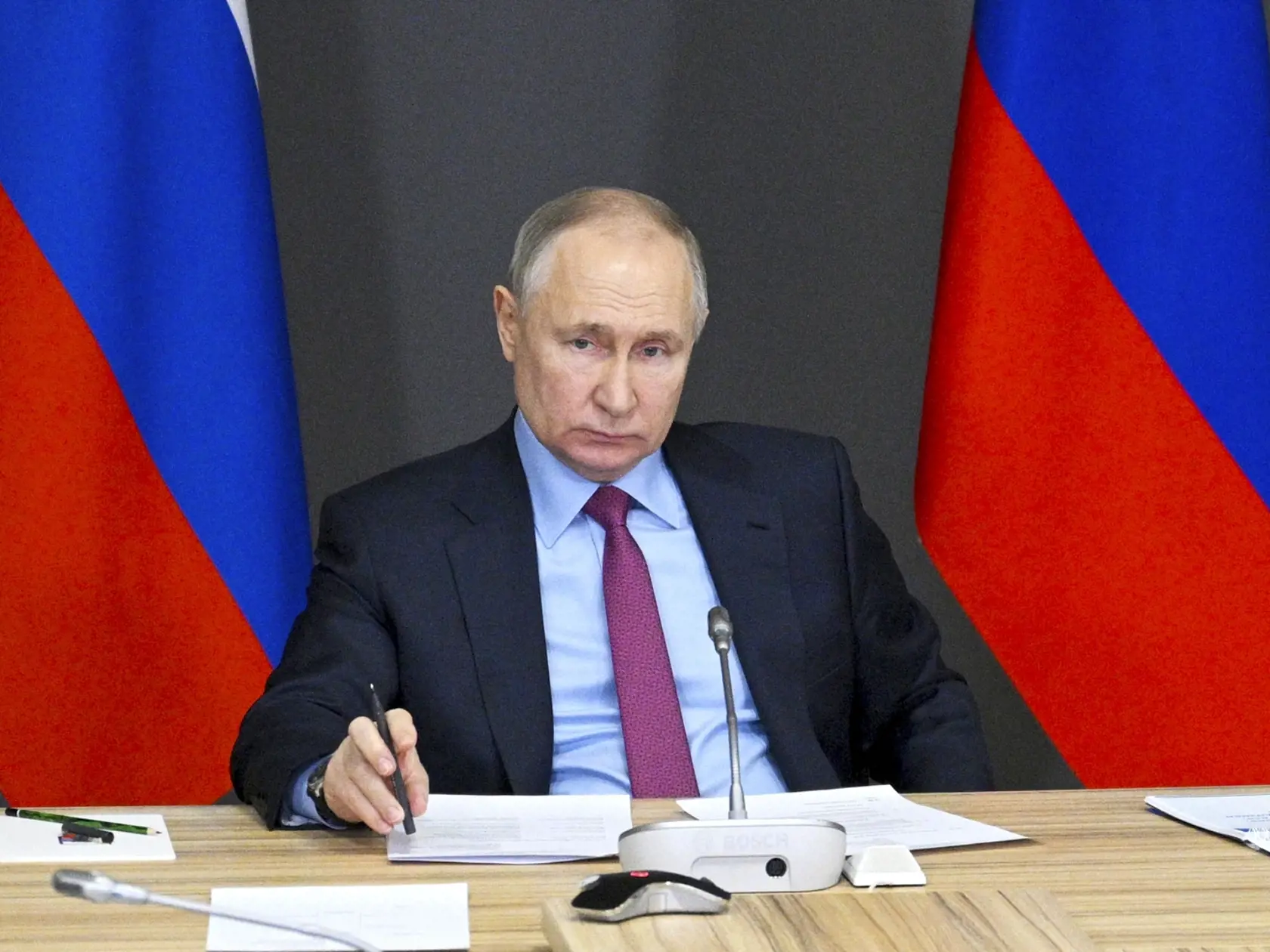 Ruský prezident Vladimir Putin rozpráva na stretnutí ohľadne podpory investičných projektov v domácom priemysle počas jeho návštevy v priemyselnom parku Stankomaš v ruskom Čeľabinsku 16. februára 2024.