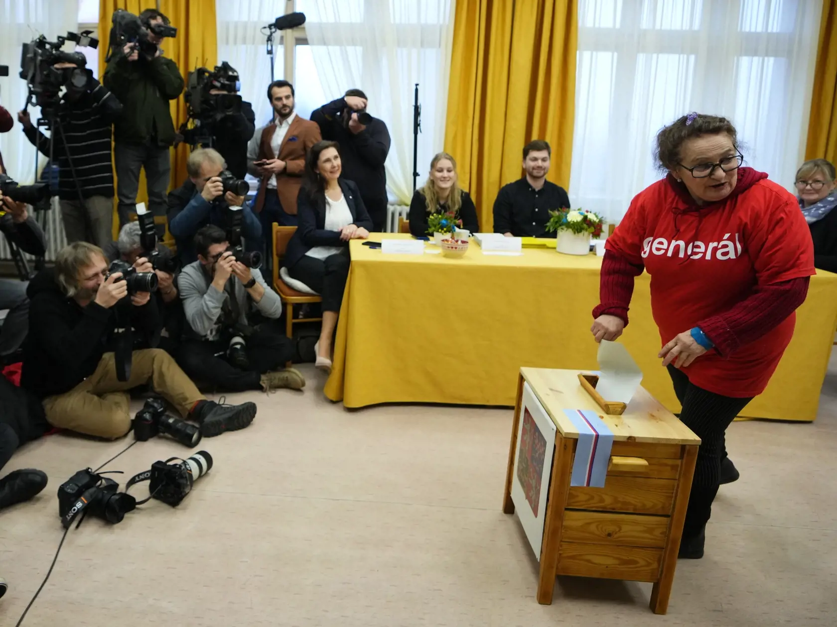 EBE 7 Černouček - Česi v druhom kole prezidentských volieb rozhodujú, či sa budúcou hlavou štátu stane vojenský generál vo výslužbe Petr Pavel alebo expremiér Andrej Babiš. Volebné miestnosti sa v piatok otvorili o 14.00 h, ľudia dnes môžu svoj hlas odovzdať do 22.00 h. Voliť môžu aj v sobotu. Na snímke volička podporujúca prezidentského kandidáta a armádneho generála vo výslužbe Petra Pavla vkladá hlasovací lístok do volebnej schránky počas druhého kola prezidentských volieb vo volebnej miestno