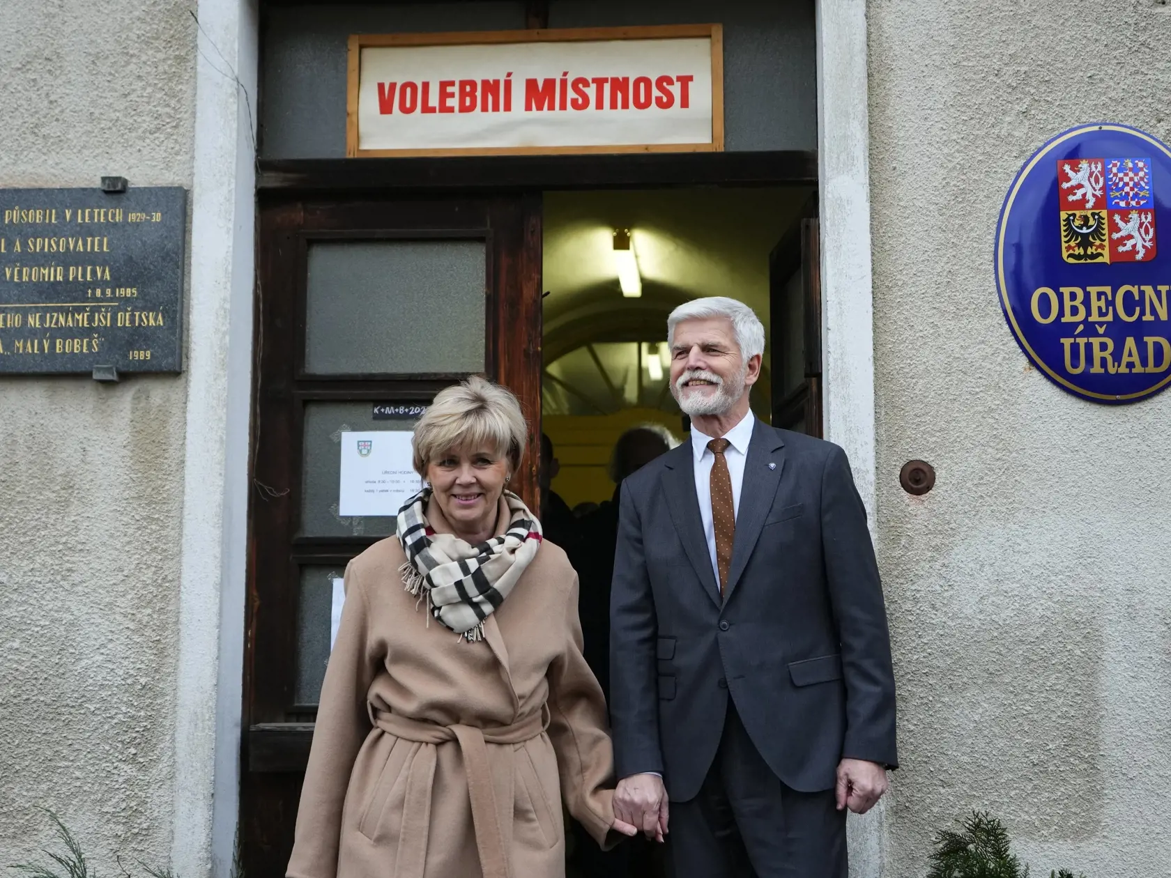 EBE 13 Černouček - Na snímke vpravo kandidát v boji o post hlavy štátu Českej republiky, generál vo výslužbe Petr Pavel a jeho manželka Eva opúšťajú volebnú miestnosť po volebnom akte v druhom kole prezidentských volieb v českej obci Černouček v piatok 27. januára 2023. FOTO TASR/AP

Presidential candidate and retired army Gen. Petr Pavel with his wife Eva leaves the polling station after casting his vote during presidential election runoff in Cernoucek, Czech Republic, Friday, Jan. 27, 2023. (A