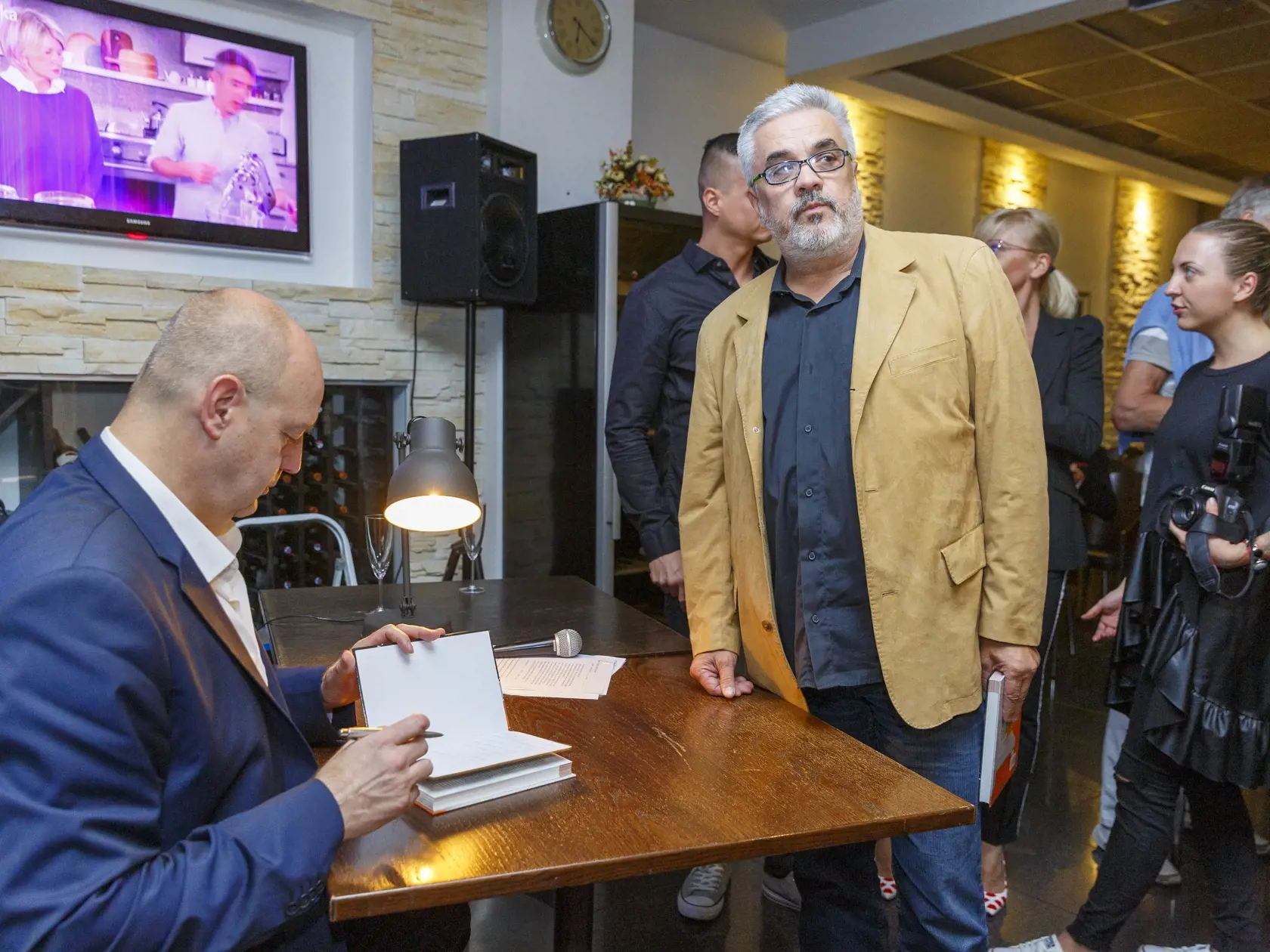 Pavol Rusko krstí v minulosti knihu ,,Markíza, Politika a Mafia. Na krst prišiel aj niekdajší Kočnerov spoločník z firmy Gamatex Štefan Agh (v saku v strede).