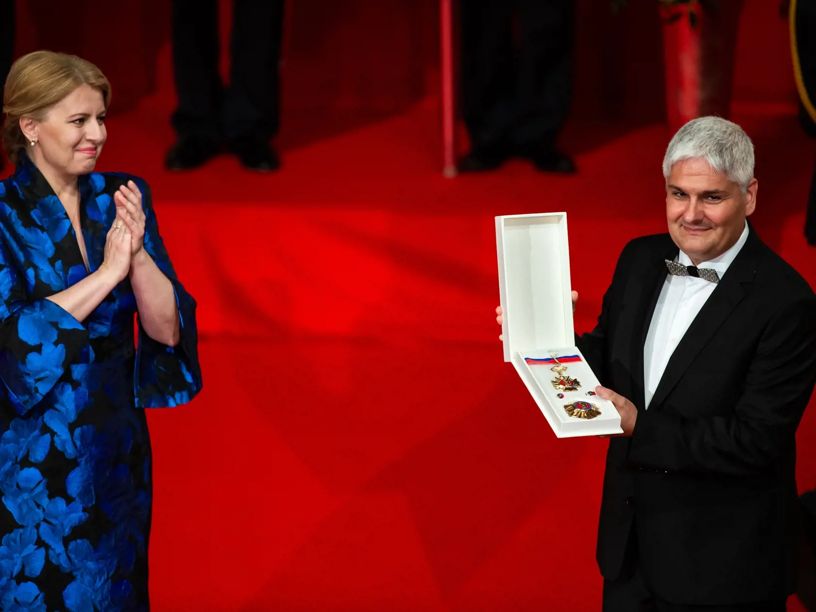 Prezidentka SR Zuzana Čaputová udeľovala štátne vyznamenania v budove Slovenskej filharmónie v Bratislave. Na snímke Zuzana Čaputová a Pavol Čekan.