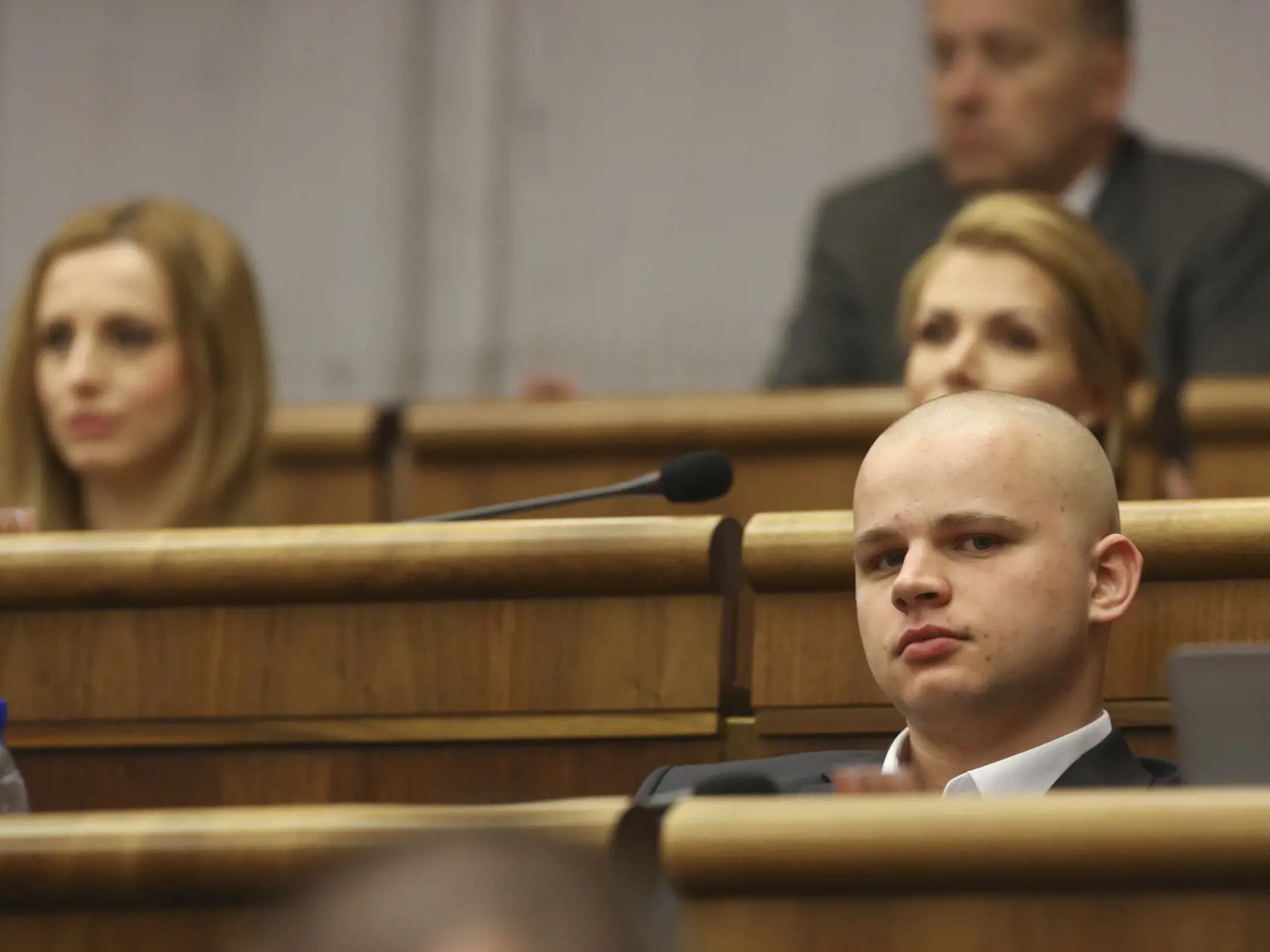 Mazurek sa v NR SR cítil od začiatku sebavedomo. Pri obvineniach z písania extrémistických statusov tvrdil, že on si nič také nepamätá...