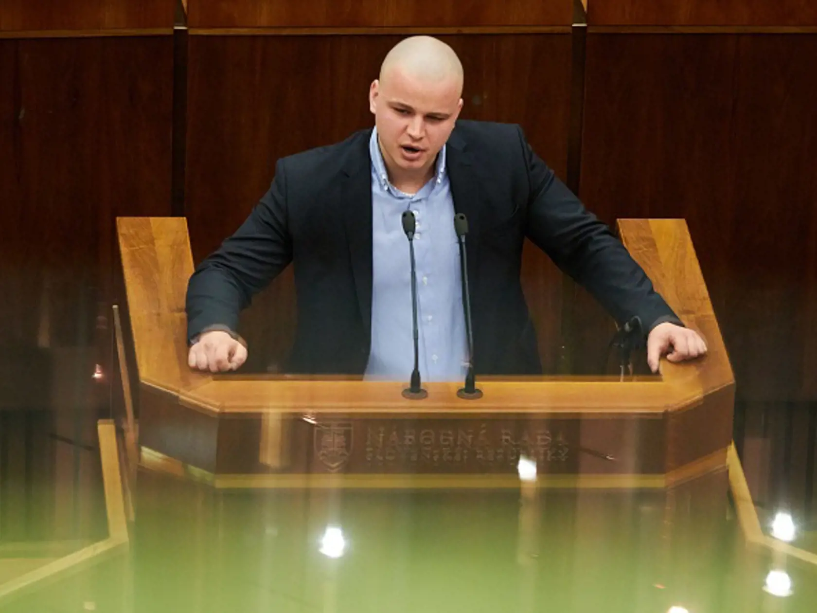 Napriek tomu, že Miňo Mazurek sa dlhodobo prejavoval ako človek milujúci cvičenie, dokonca o tom natočil aj komické video, kde sa chvastá svalmi, postupne začal popri práci v parlamente priberať.