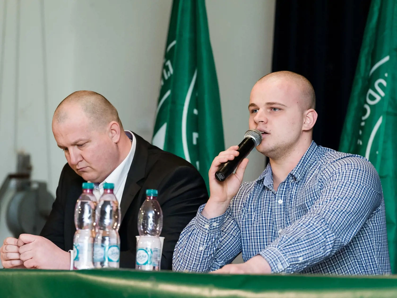 Napriek tomu, že Miňo Mazurek sa dlhodobo prejavoval ako človek milujúci cvičenie, dokonca o tom natočil aj komické video, kde sa chvastá svalmi, postupne začal popri práci v parlamente priberať.
