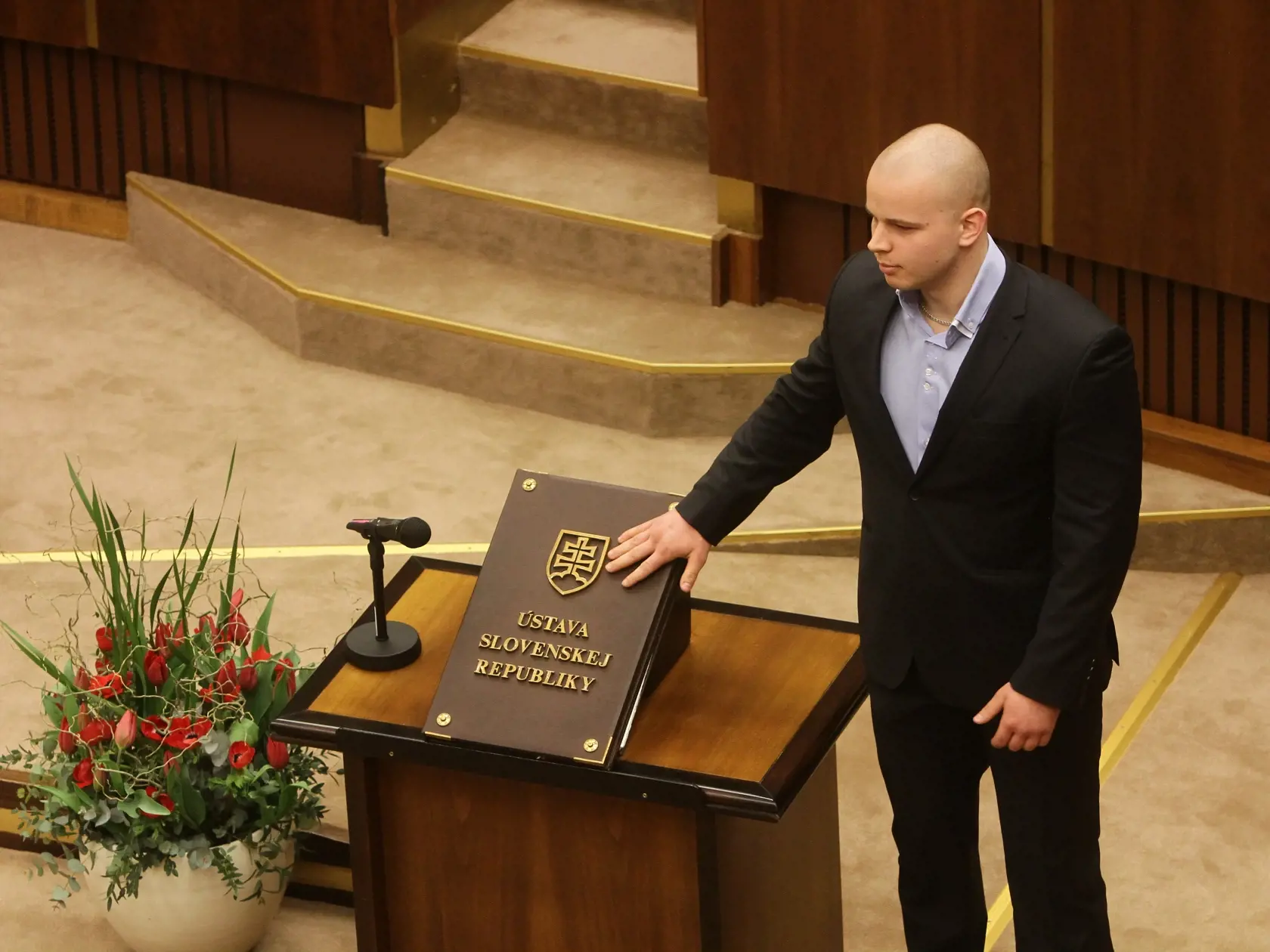 Mazurek sa v NR SR cítil od začiatku sebavedomo. Pri obvineniach z písania extrémistických statusov tvrdil, že on si nič také nepamätá...