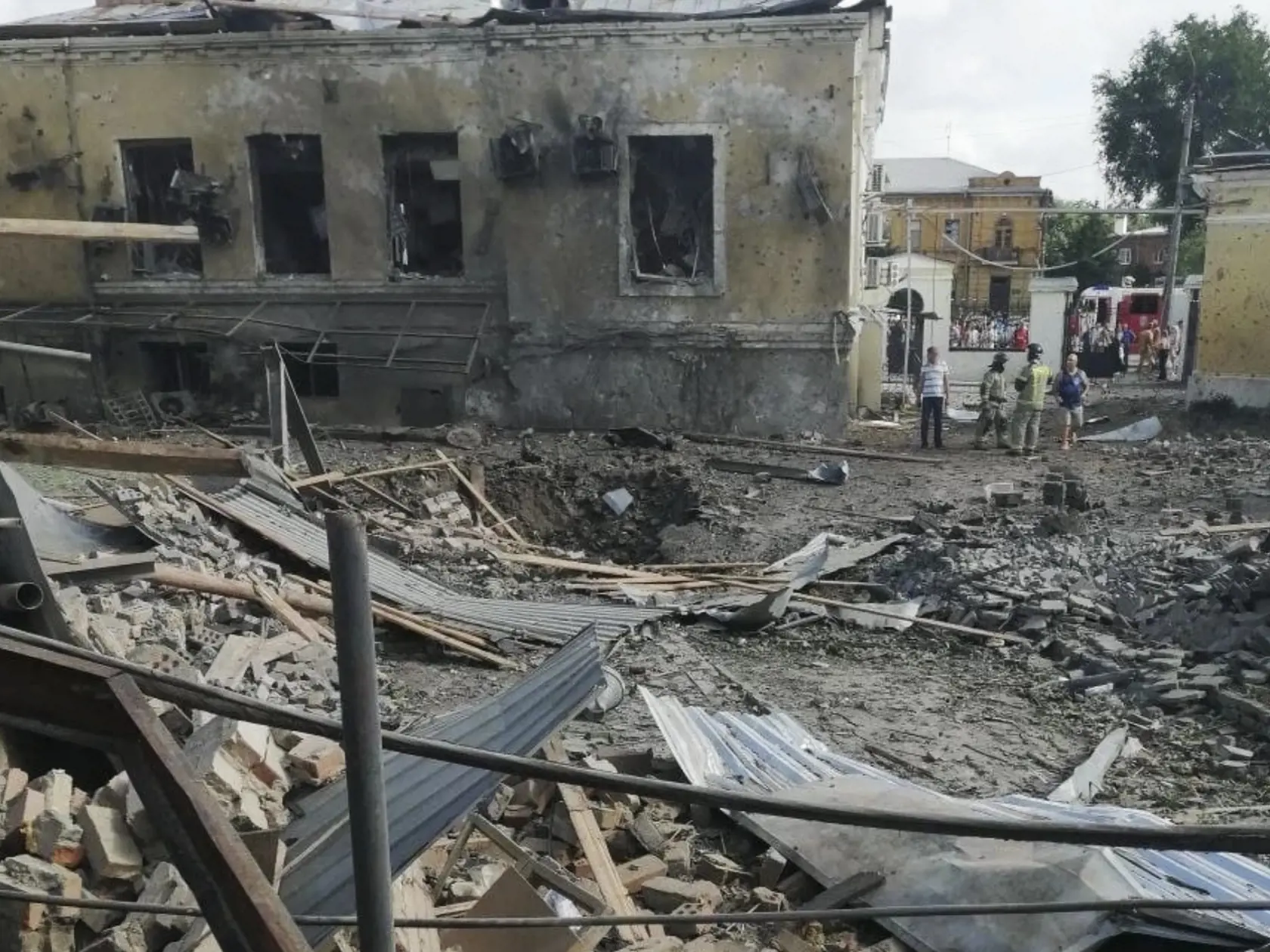Na snímke miesto výbuchu v ruskom meste Taganrog 28. júla 2023.