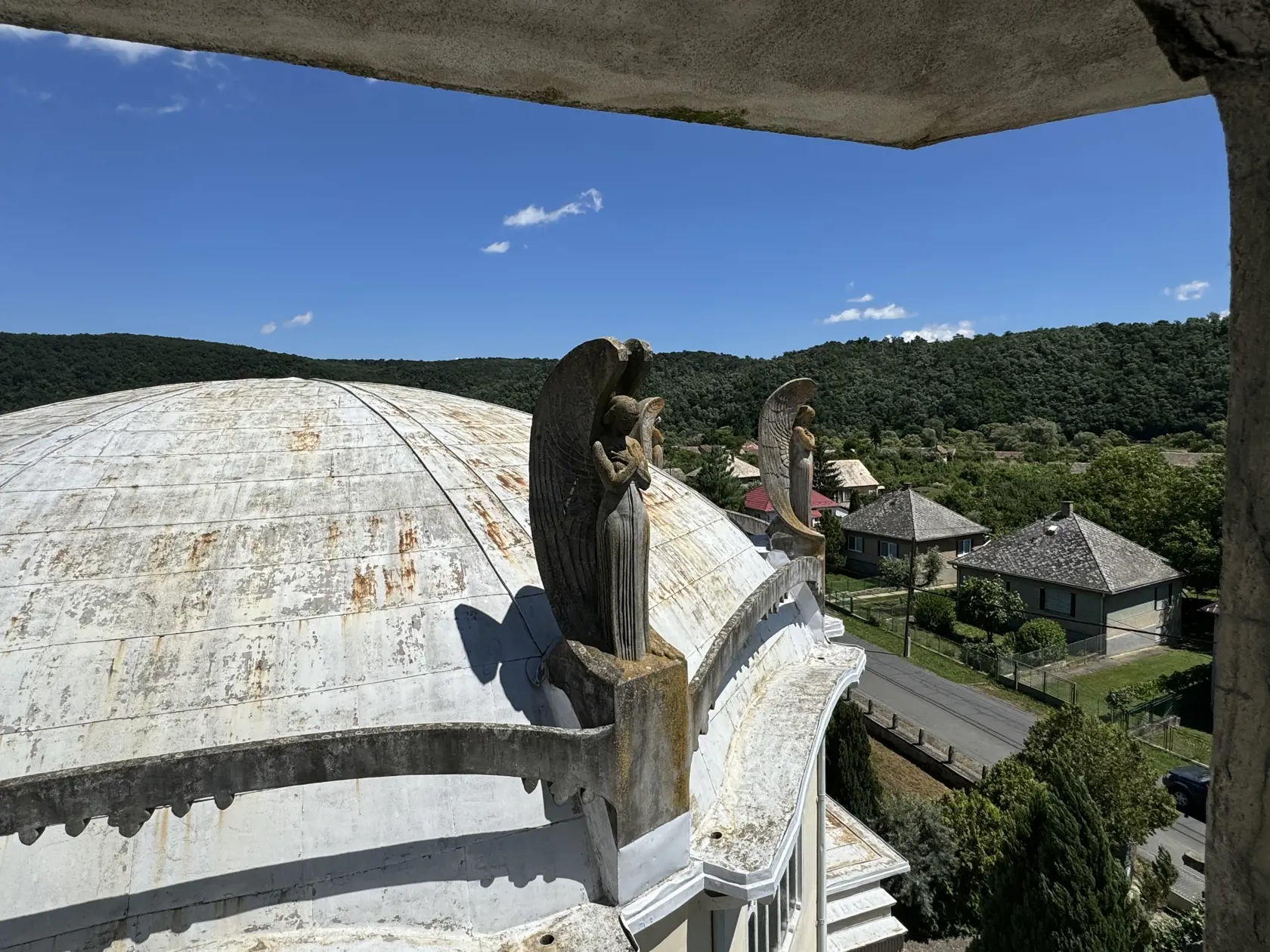 Miestna legenda hovorí, že keď robotníci ťahali na strechu posledného anjela, lano sa im roztrhlo a padajúca socha zabila dvoch ľudí.