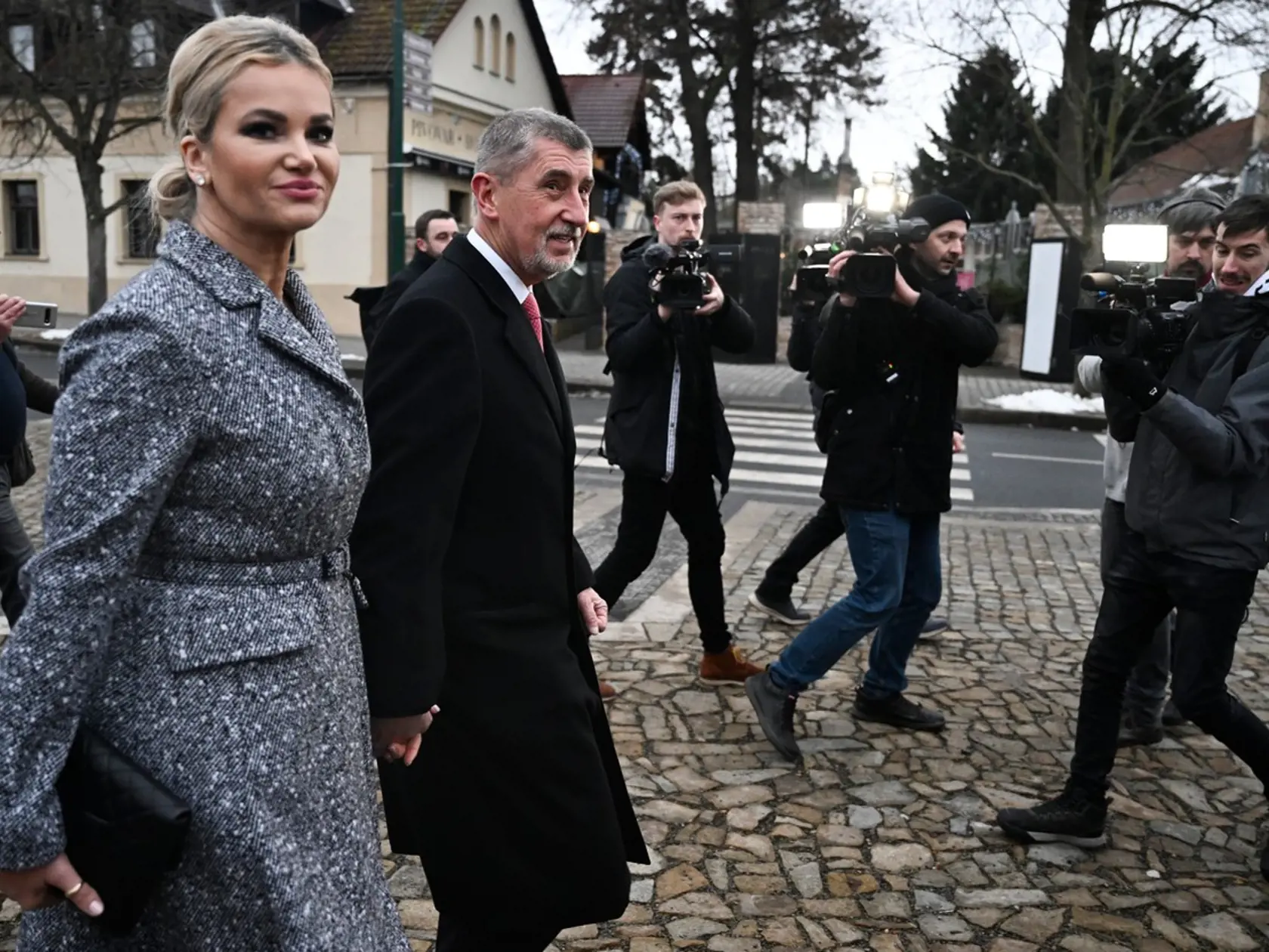 Andrej Babiš odovzdal svoj hlas v českých prezidentských voľbách v piatok popoludní na obecnom úrade v Průhoniciach pri Prahe.