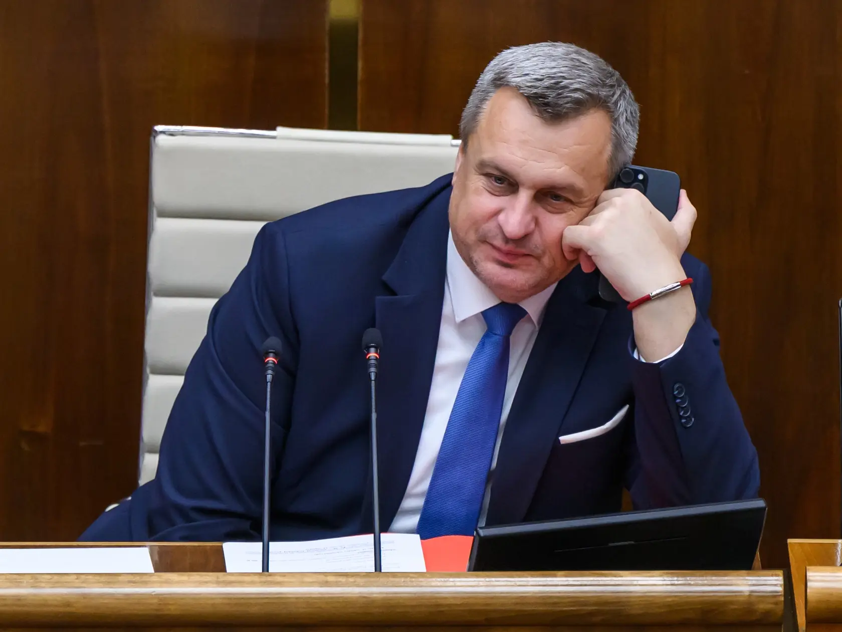 Na snímke podpredseda NR SR Andrej Danko (SNS) pri pokuse o otvorenie 34. schôdze Národnej rady (NR) SR na vyslovenie nedôvery ministrovi obrany SR Robertovi Kaliňákovi (Smer-SD) v Bratislave 2. apríla 2025. Poslanci Národnej rady (NR) SR zatiaľ nerokovali o návrhu na vyslovenie nedôvery ministrovi obrany Robertovi Kaliňákovi (Smer-SD). Mimoriadnu schôdzu k odvolávaniu sa v stredu ráno nepodarilo otvoriť. Plénum totiž nebolo uznášaniaschopné. V rokovacej sále sa ako prítomných prezentovalo len 67 poslancov, teda menej ako potrebný počet. 