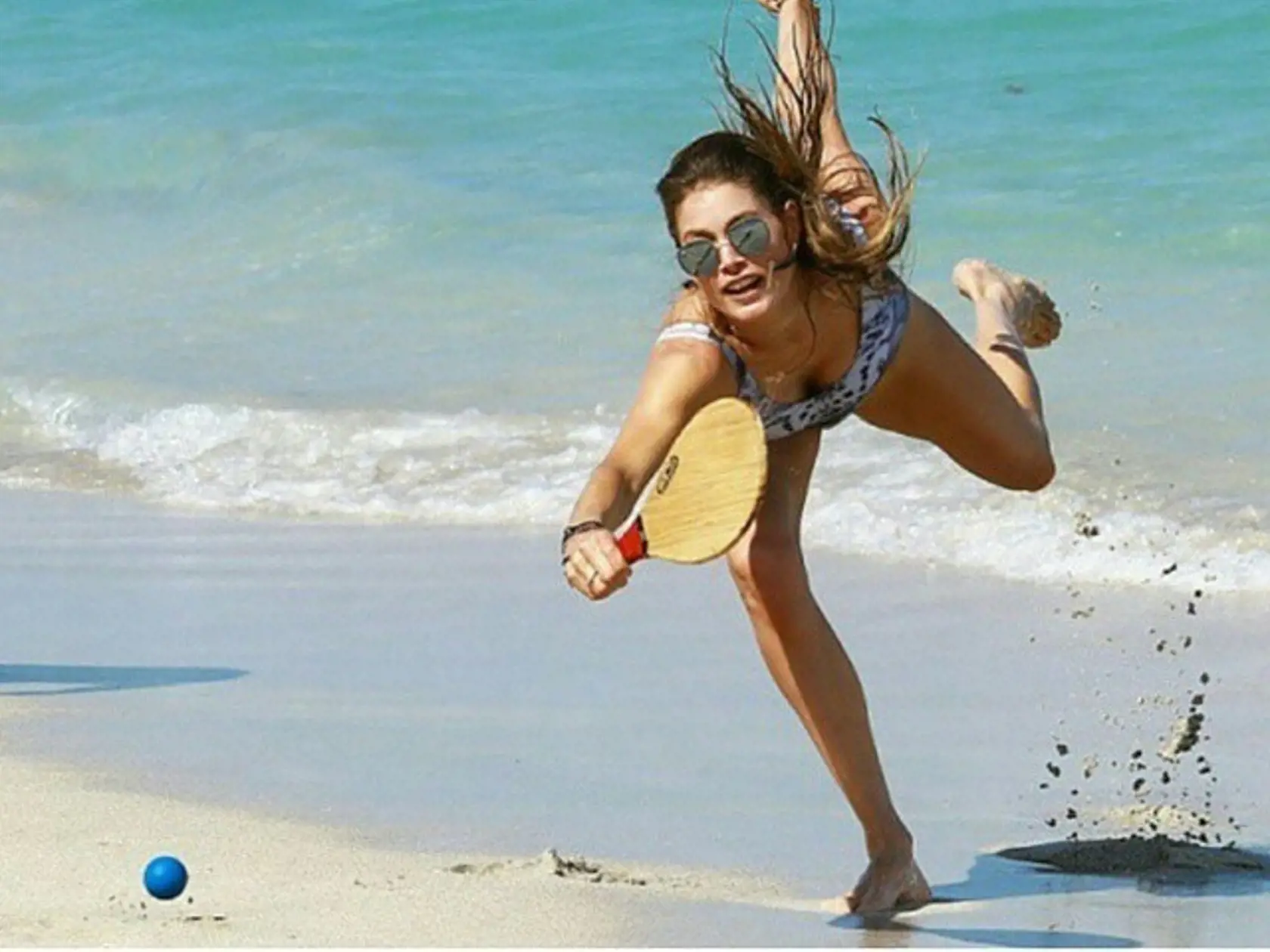 Supermodelka Doutzen Kroes sa na pláži nikdy nenudí. Letnú sezónu odštartovala v Miami s manželom Sunnerym Jamesom, s ktorým si zahrali paddleball.