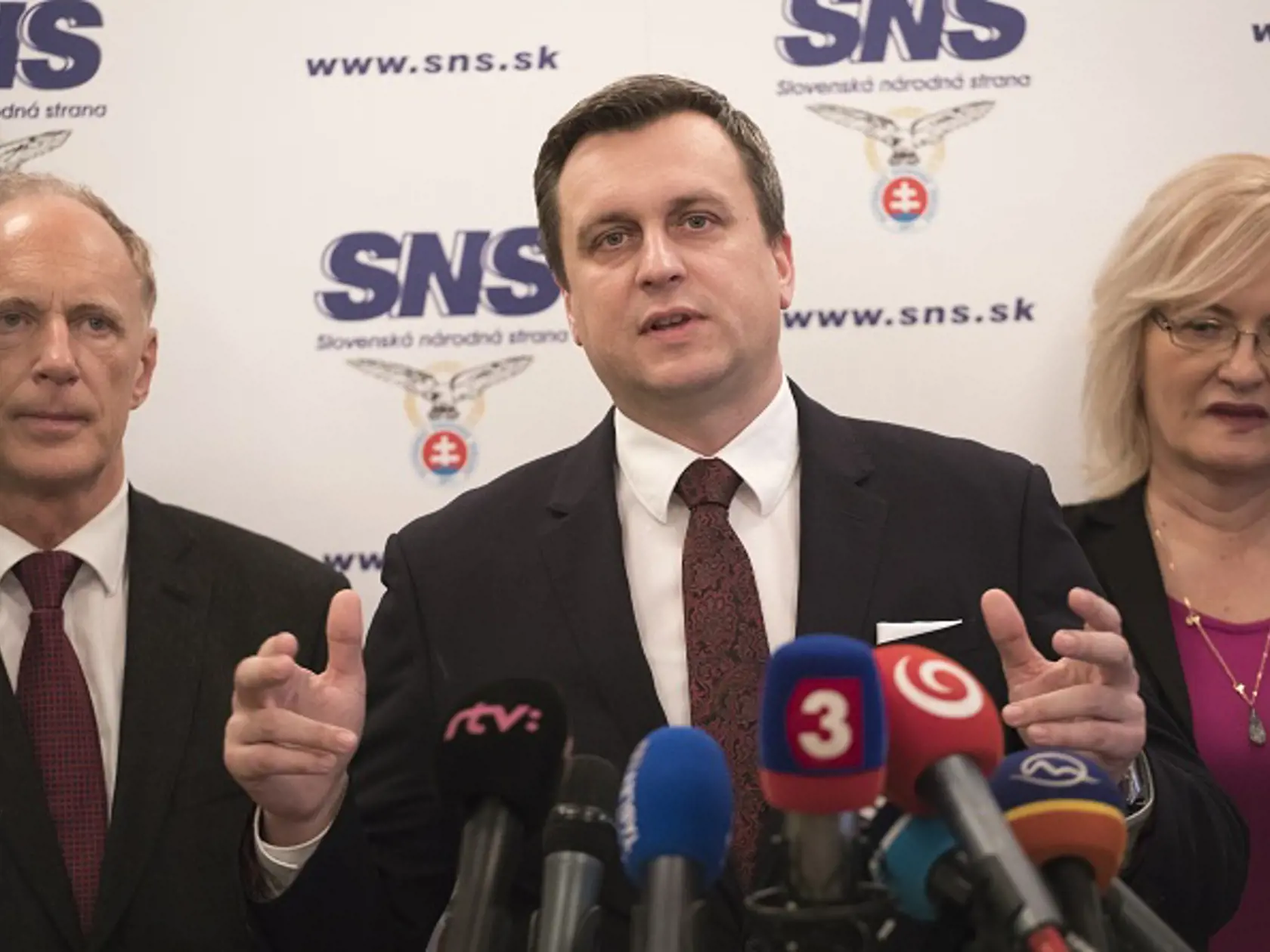Tlačová konferencia Slovenskej národnej strany sa uskutočnila v Bratislave 6. februára 2017. Na snímke zľava prvý podpredseda SNS Jaroslav Paška, predseda SNS Andrej Danko a podpredsedníčka SNS Eva Smolíková.