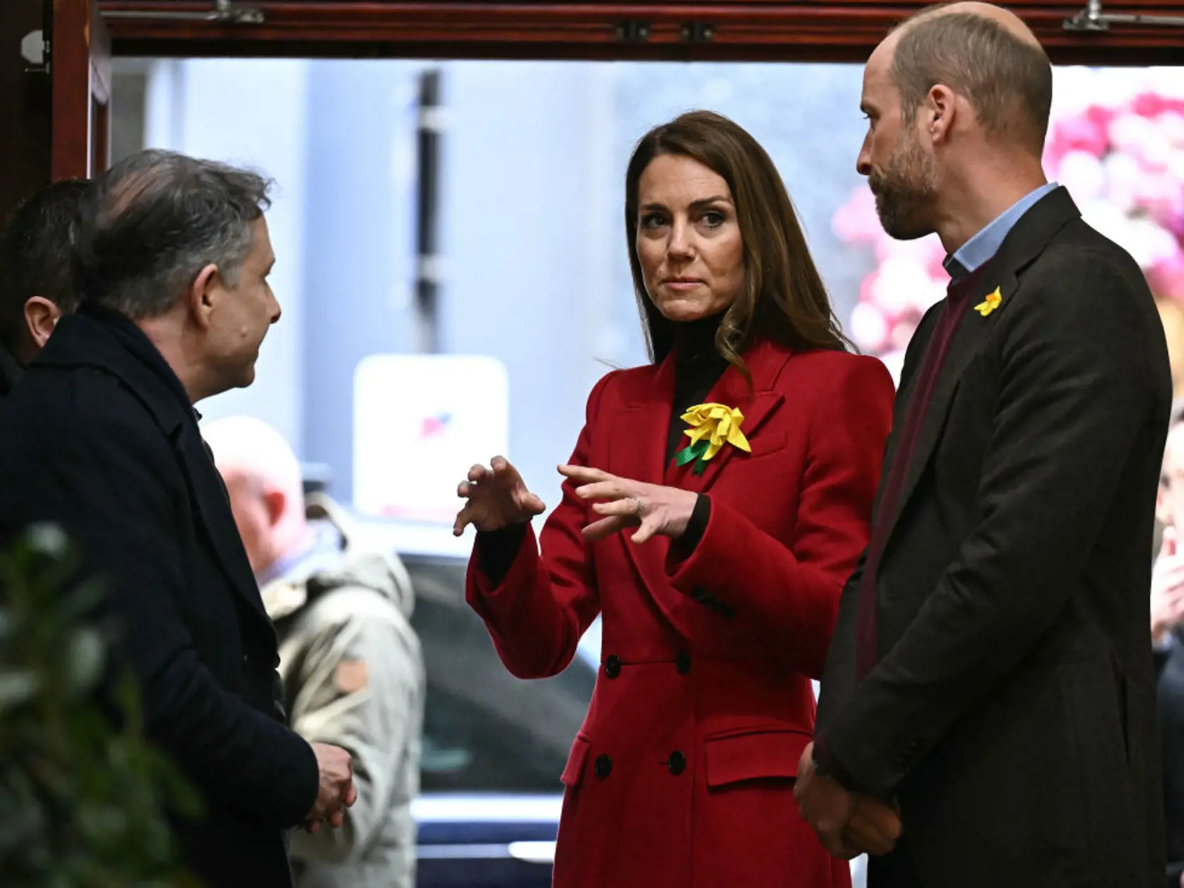 Pri príchode mala na sebe výrazný červený kabát od dizajnéra Alexandra McQueena, čím vzdala hold červenej farbe waleskej vlajky. Tento kabát doplnila brošňou v tvare narcisu, národného kvetu Walesu, čo podčiarklo jej cit pre detaily a úctu k miestnej kultúre. ​