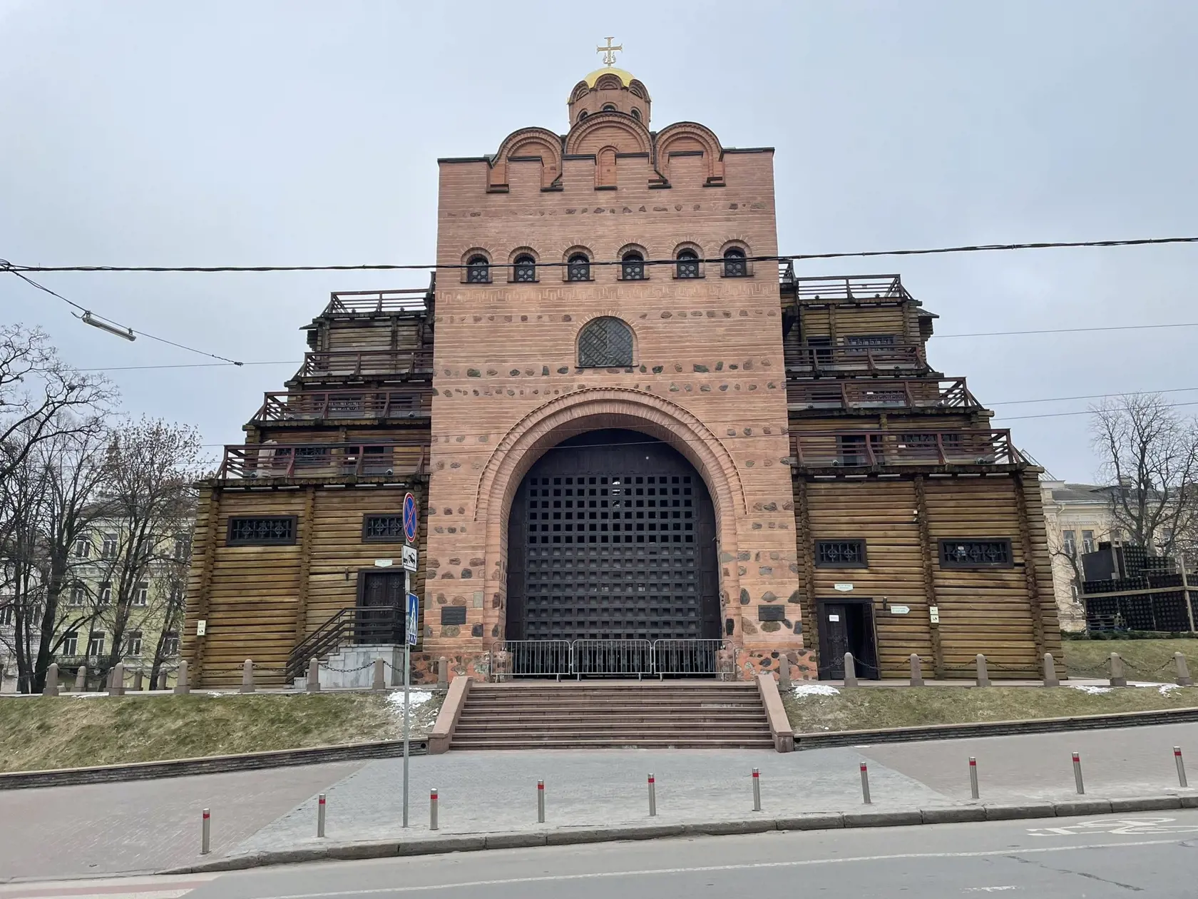 Česi hlasovali aj z Kyjeva. II. kolo volieb zatiaľ prebieha bez leteckého poplachu.
