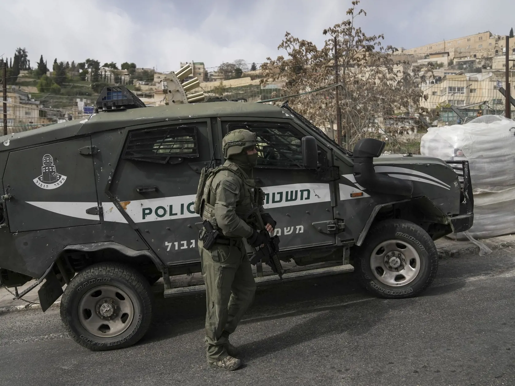 JB 7 Jeruzalem - Izraelský policajt zabezpečuje miesto streľby vo východnom Jeruzaleme 28. januára 2023. Najmenej dvoch ľudí zranil ozbrojenec, ktorý v sobotu dopoludnia spustil streľbu vo východnom Jeruzaleme. Oznámila to izraelská záchranná služba, informuje TASR podľa správ agentúr AP a AFP. Útok sa odohral vo štvrti Silwán neďaleko jeruzalemského Starého mesta, uviedla záchranná služba bez ďalších podrobností.
K streľbe došlo necelý deň po najkrvavejšom útoku v tomto meste od roku 2008. Pale