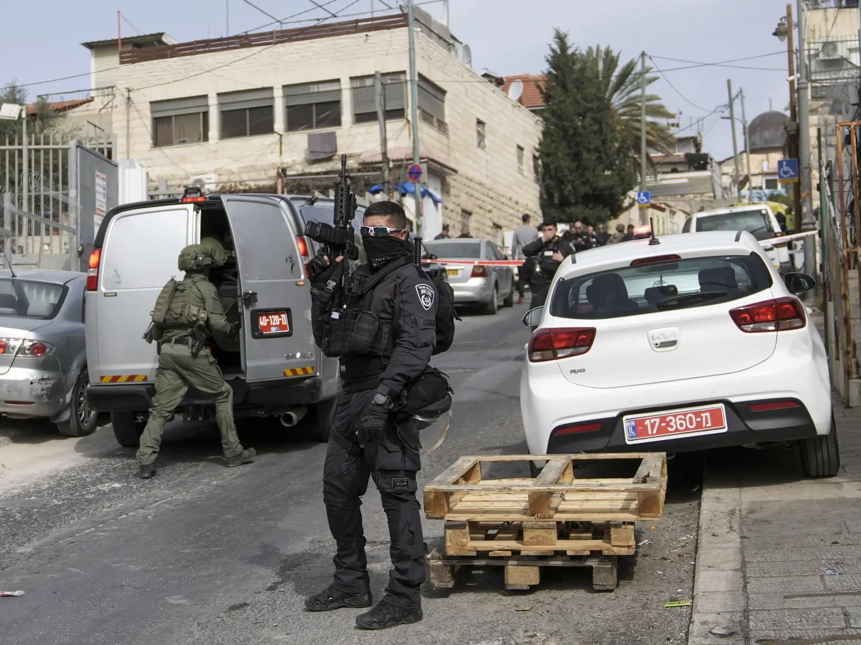 WA 37 Jeruzalem - Izraelský policajt hlaidkuje na mieste novej streľby, ktorú spustil ozbrojenec vo východnom Jeruzaleme v sobotu 28. januára 2023. 
Pri streľbe zranil najmenej dvoch ľudí. Útok sa odohral vo štvrti Silwán neďaleko jeruzalemského Starého mesta, uviedla záchranná služba bez ďalších podrobností. K streľbe došlo necelý deň po najkrvavejšom útoku v tomto meste od roku 2008. Palestínsky ozbrojenec v piatok pred synagógou vo východnom Jeruzaleme zabil najmenej sedem ľudí. FOTO TASR/AP
