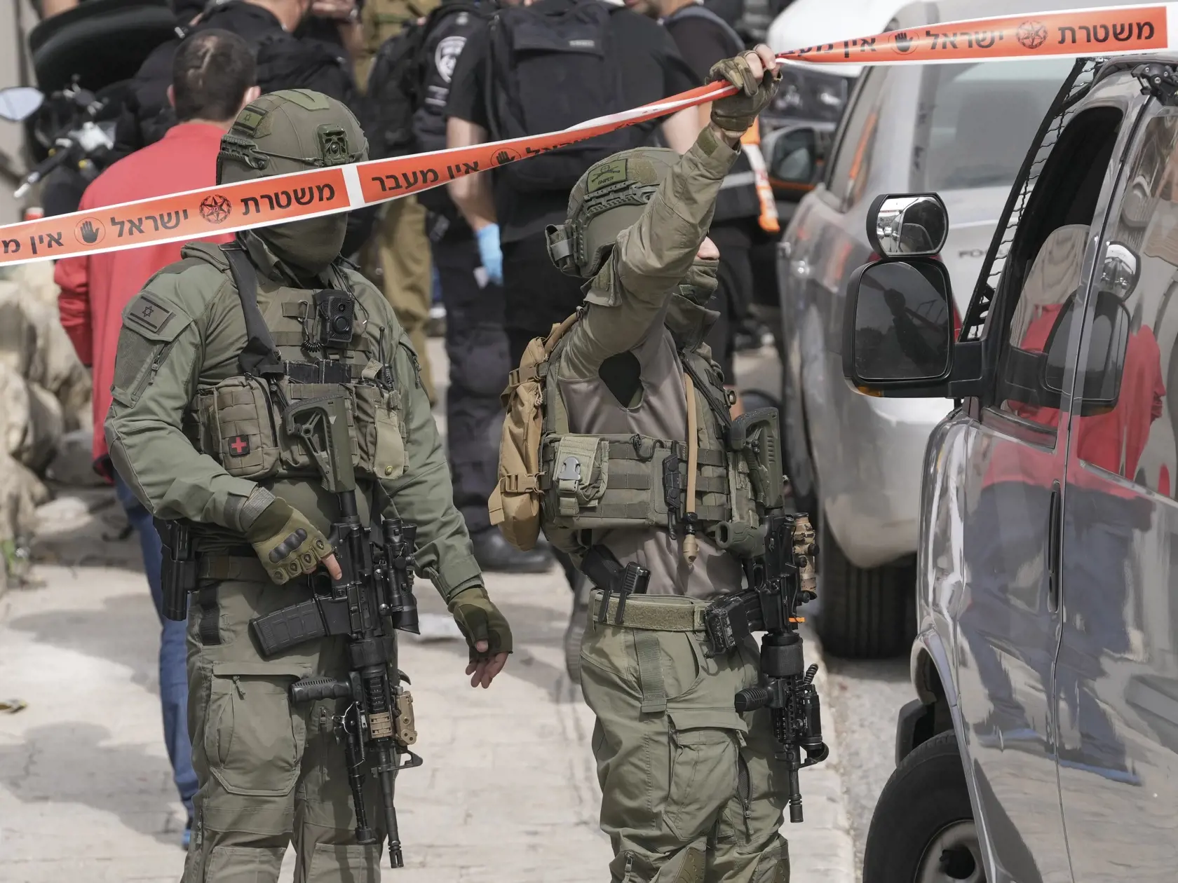 JB 6 Jeruzalem - Izraelskí policajti zabezpečujú miesto streľby vo východnom Jeruzaleme 28. januára 2023. Najmenej dvoch ľudí zranil ozbrojenec, ktorý v sobotu dopoludnia spustil streľbu vo východnom Jeruzaleme. Oznámila to izraelská záchranná služba, informuje TASR podľa správ agentúr AP a AFP. Útok sa odohral vo štvrti Silwán neďaleko jeruzalemského Starého mesta, uviedla záchranná služba bez ďalších podrobností.
K streľbe došlo necelý deň po najkrvavejšom útoku v tomto meste od roku 2008. Pal