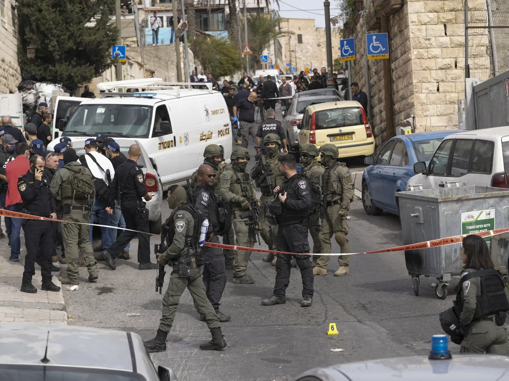 JB 5 Jeruzalem - Izraelskí policajti zabezpečujú miesto streľby vo východnom Jeruzaleme 28. januára 2023. Najmenej dvoch ľudí zranil ozbrojenec, ktorý v sobotu dopoludnia spustil streľbu vo východnom Jeruzaleme. Oznámila to izraelská záchranná služba, informuje TASR podľa správ agentúr AP a AFP. Útok sa odohral vo štvrti Silwán neďaleko jeruzalemského Starého mesta, uviedla záchranná služba bez ďalších podrobností.
K streľbe došlo necelý deň po najkrvavejšom útoku v tomto meste od roku 2008. Pal