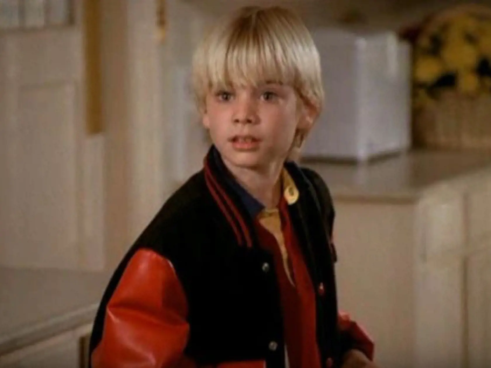 David Gallagher ako Simon Camden
David si zahral druhého syna Camdenovcov, Simona. Ako 8-ročný získal prvú väčšiu rolu vo filme Kto to hovorí 3, kde si zahral po boku Johna Travoltu a Kirstie Alley.