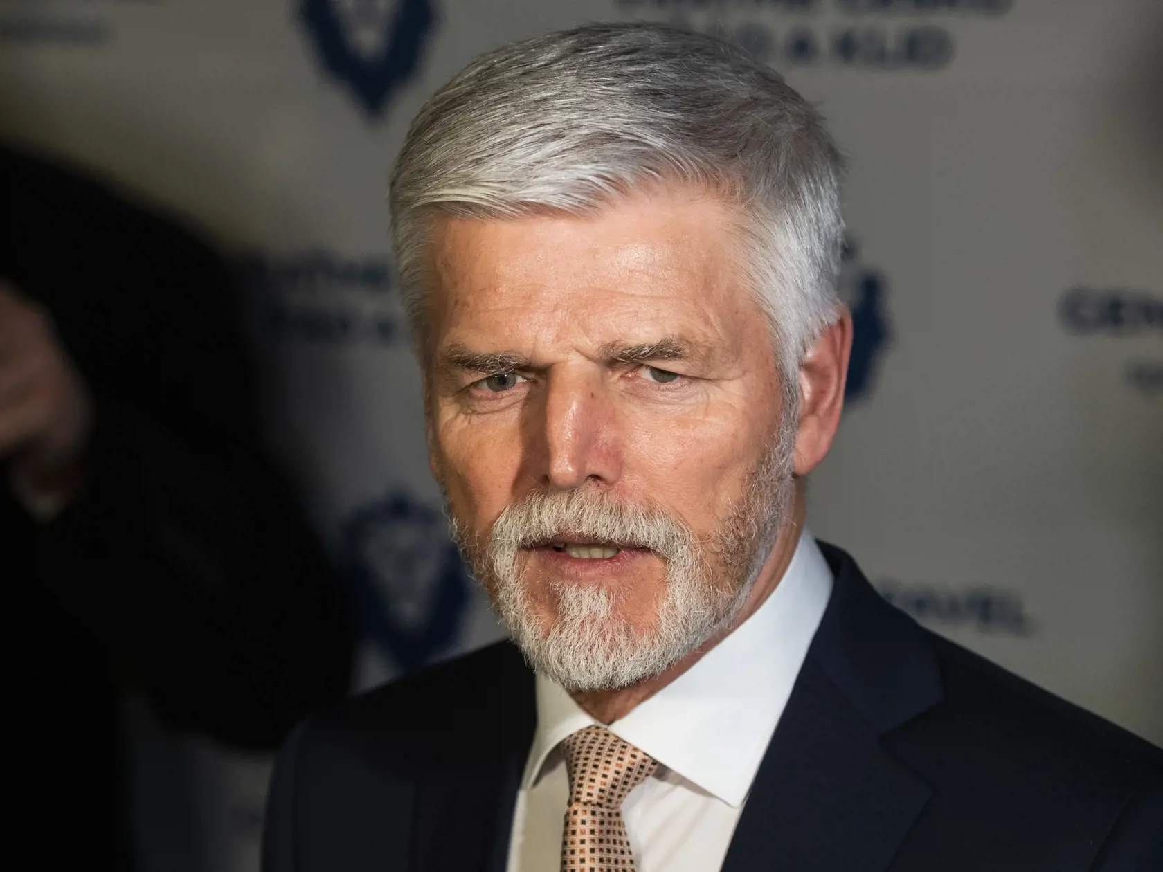 Na snímke nový zvolený prezident, bývalý náčelník generálneho štábu Petr Pavel odpovedá na otázky novinárov pri príchode do svojho volebného štábu v Prahe 28. januára 2023 počas druhého kola prezidentských volieb v Českej republike. FOTO TASR - Jaroslav Novák