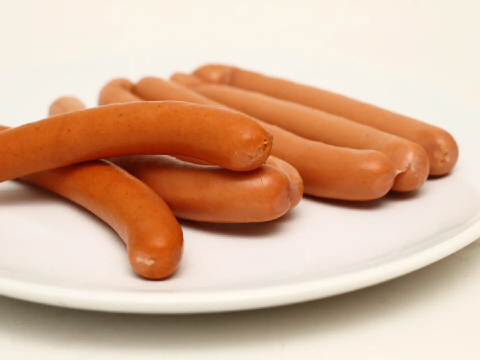 Baktéria listérie sa môže nachádza v rôznych živočíšnych produktoch:
svalové mäso
klobásy
párky
slanina
syry (zrejúce, plesňové, ovčie)
bryndza
nepasterizované mlieko
jogurty
maslo
ryby (filety, losos)
vákuovo balené produkty.