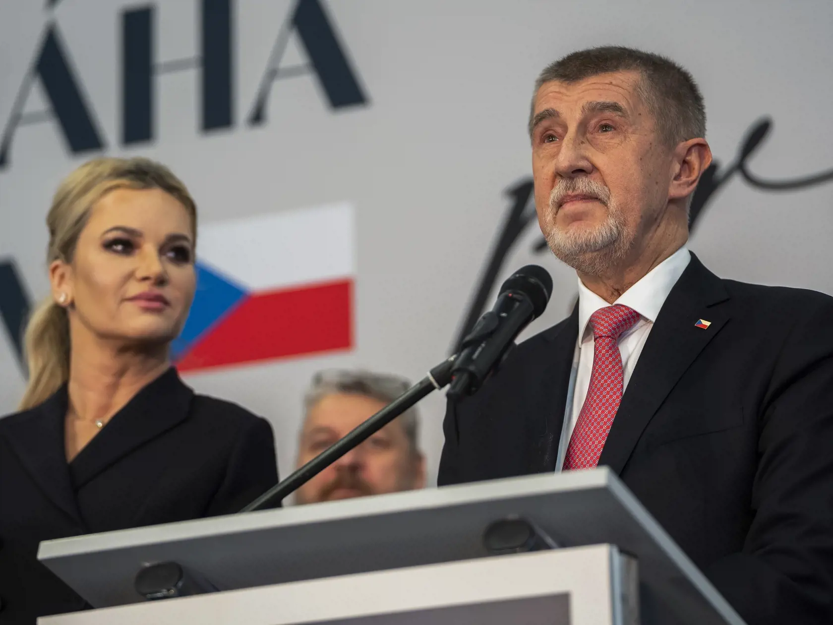 Na snímke na kandidát na českého prezidenta Andrej Babiš s manželkou Monikou počas tlačovej konferencie po ohlásení predbežných neoficiálnych výsledkov 2. kola českých prezidentských volieb vo svojom volebnom štábe v Prahe 28. januára 2023. FOTO TASR - Jaroslav Novák