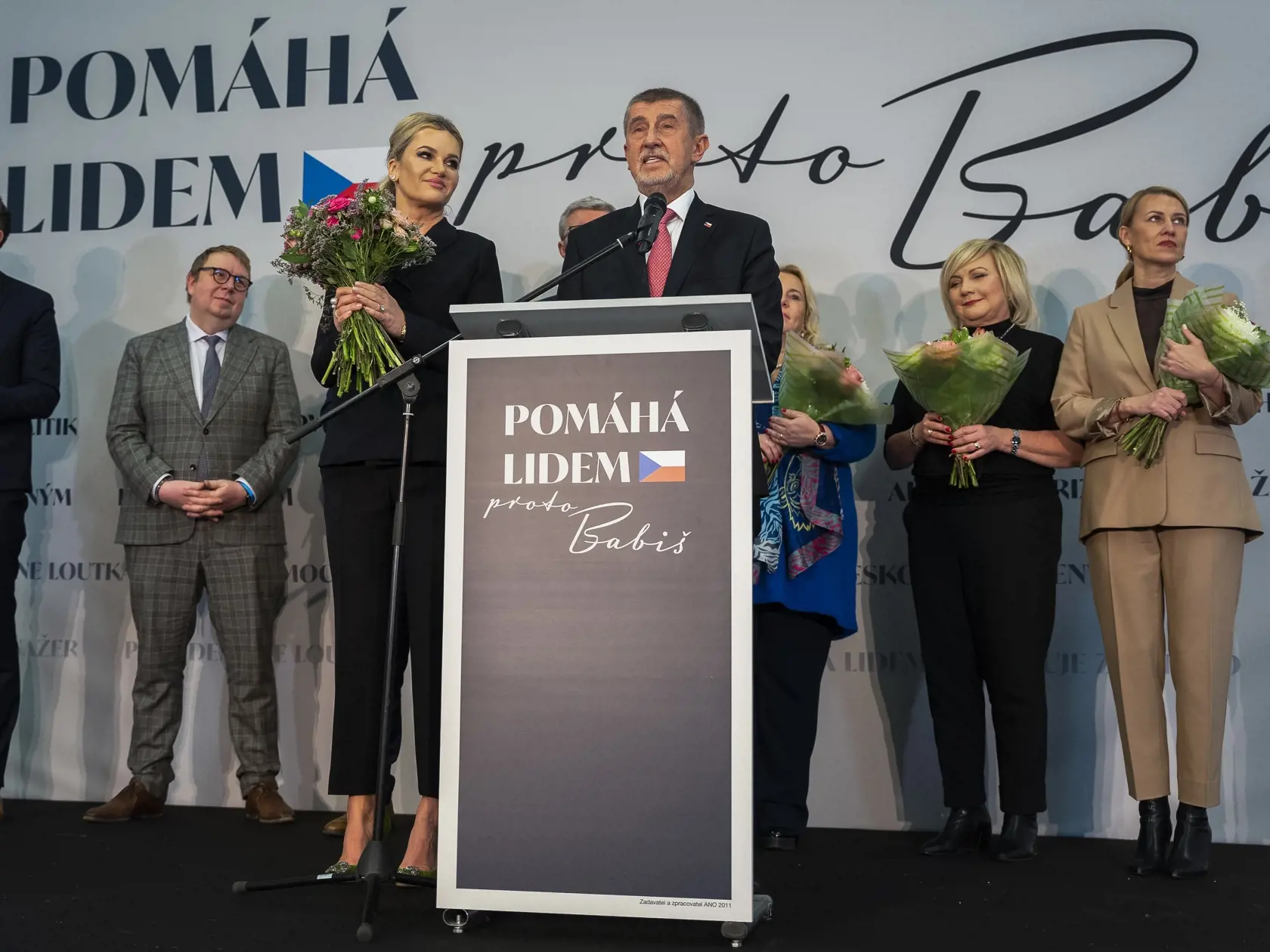 Na snímke na kandidát na českého prezidenta Andrej Babiš s manželkou Monikou počas tlačovej konferencie po ohlásení predbežných neoficiálnych výsledkov 2. kola českých prezidentských volieb vo svojom volebnom štábe v Prahe 28. januára 2023. FOTO TASR - Jaroslav Novák