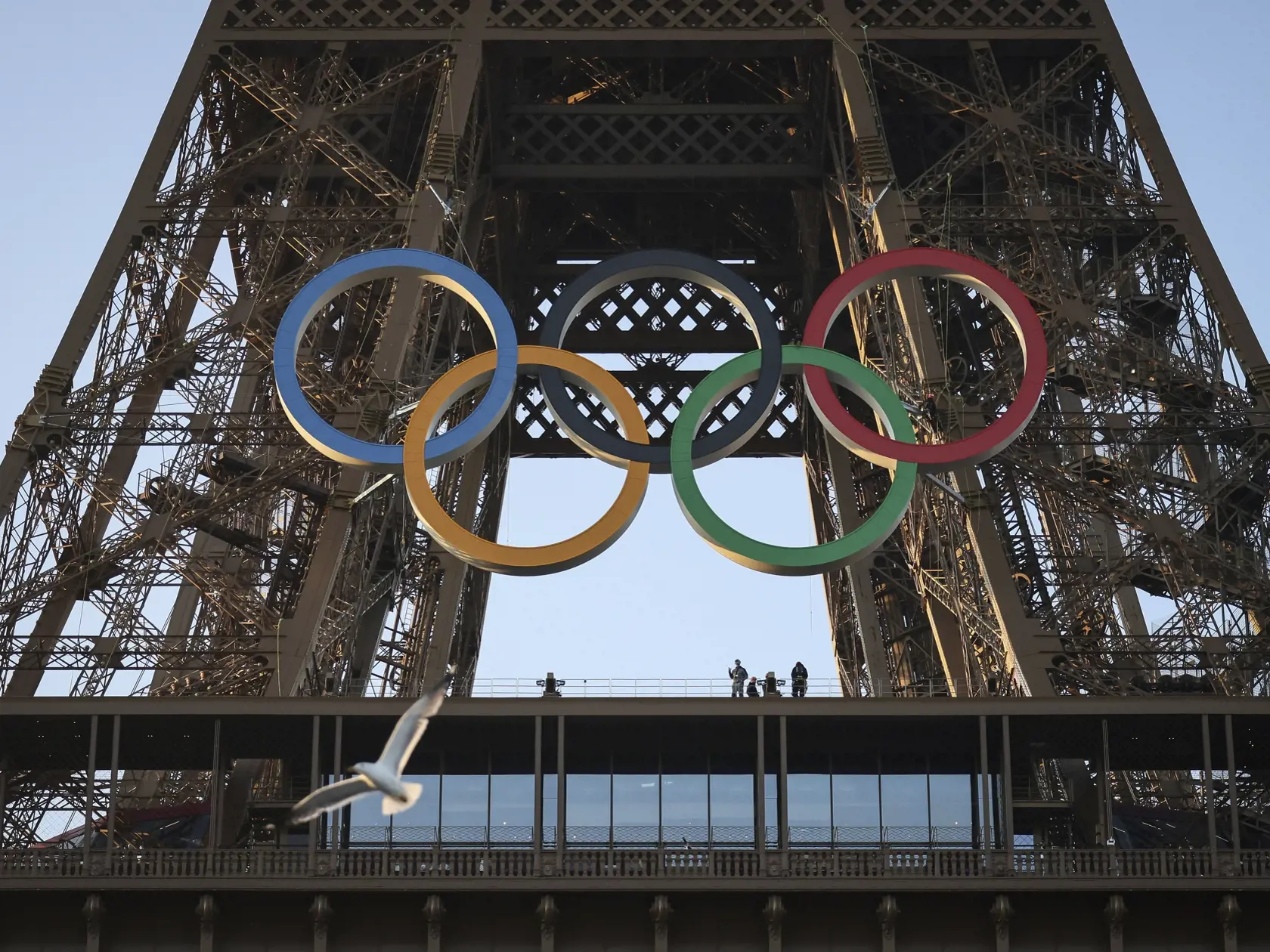 Na snímke olympijské kruhy visia na iffelovej veži v Paríži v piatok 7. júna 2024. Organizačný výbor si ich inštaláciou na najznámejší symbol francúzskej metropoly pripomenul 50 dní do štartu OH 2024. Tie sa začnú 26. júla a potrvajú do 11. augusta. Kruhy sú vyrobené z recyklovanej francúzskej ocele a sú upevnené na južnej strane 135 rokov starej pamiatky medzi prvým a druhým poschodím, teda vo výške približne 60 metrov.